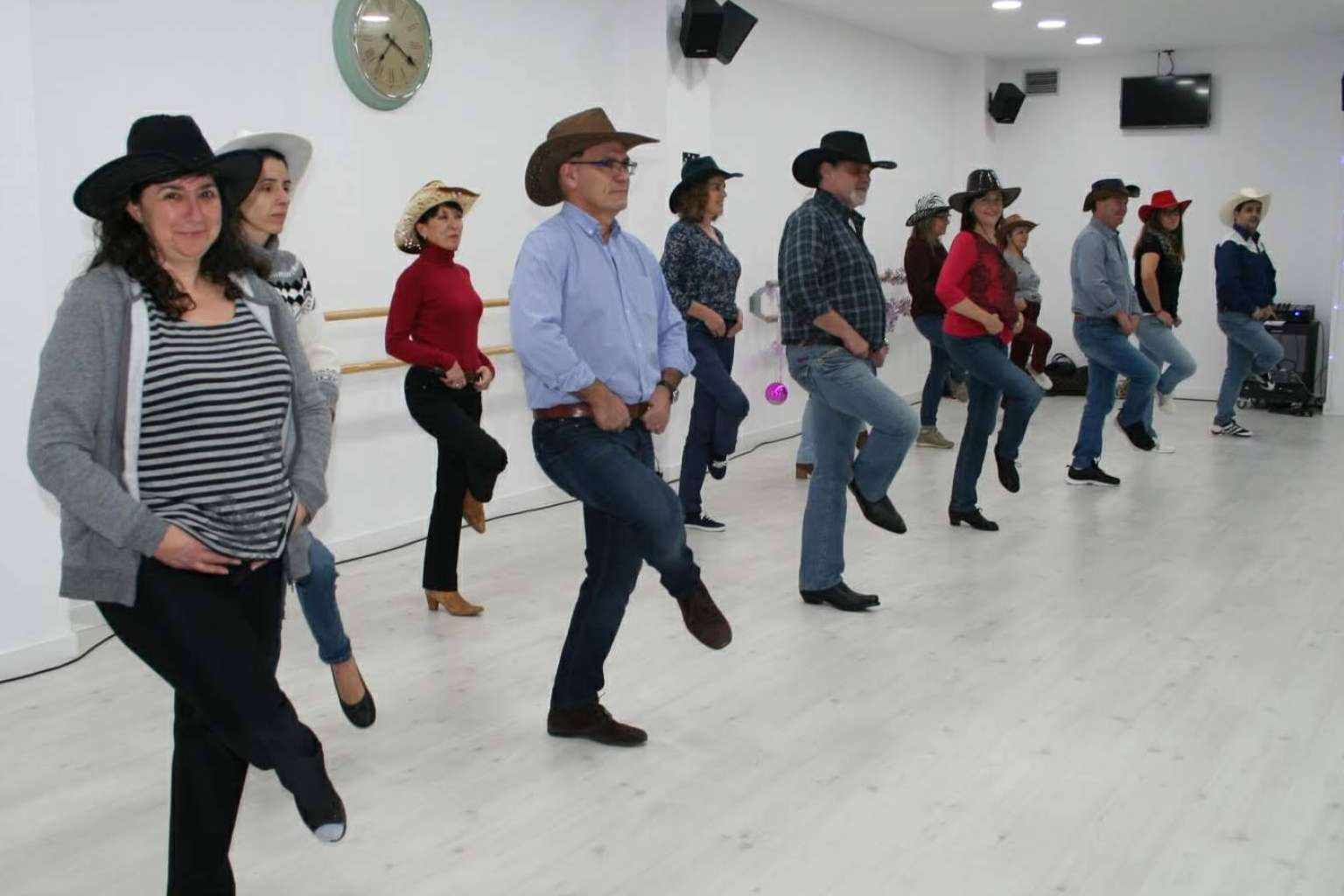 ¿Qué beneficios para la salud aporta el baile en línea?