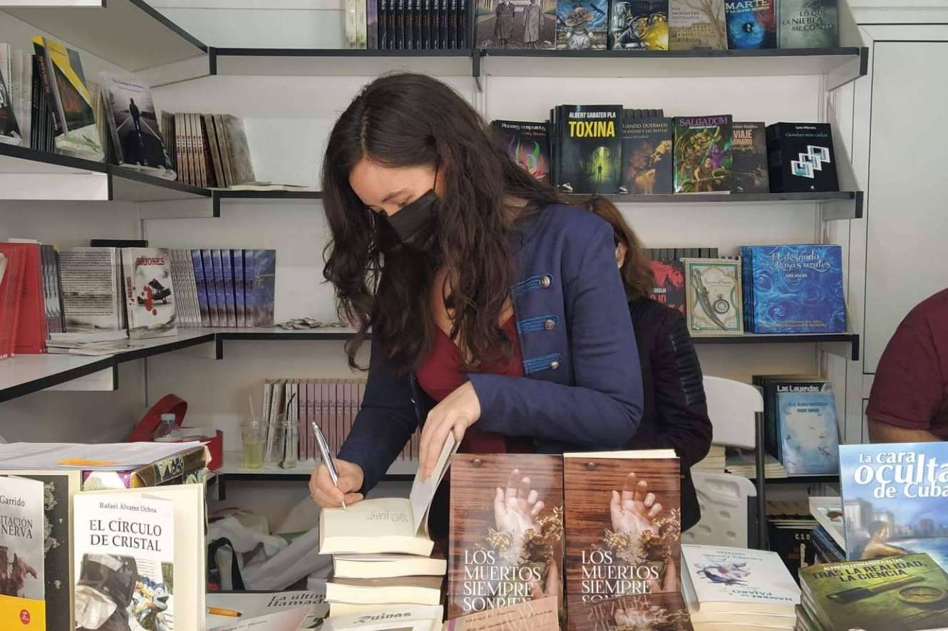 La autora de 'Los muertos siempre sonríen', Marta González Peláez, acudirá a la Feria del Libro de Murcia