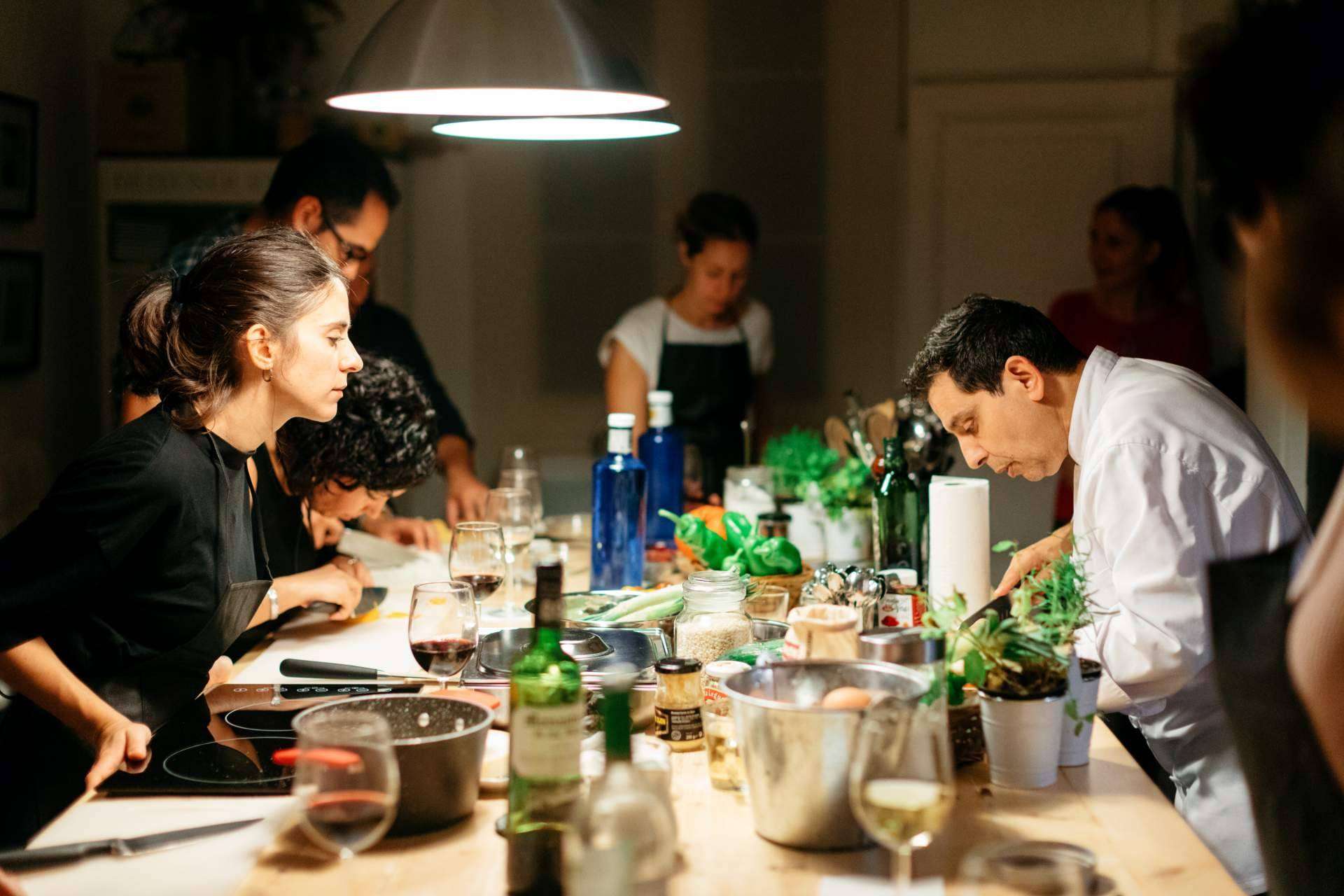Convertir la típica comida navideña de empresa en una experiencia única con un Taller de Cocina en Just Royal BCN