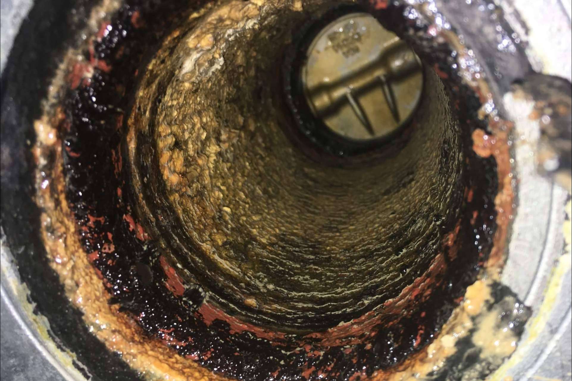 Descalcificación de tuberías de agua caliente con Rey Tuberías, expertos en desatoros en Málaga