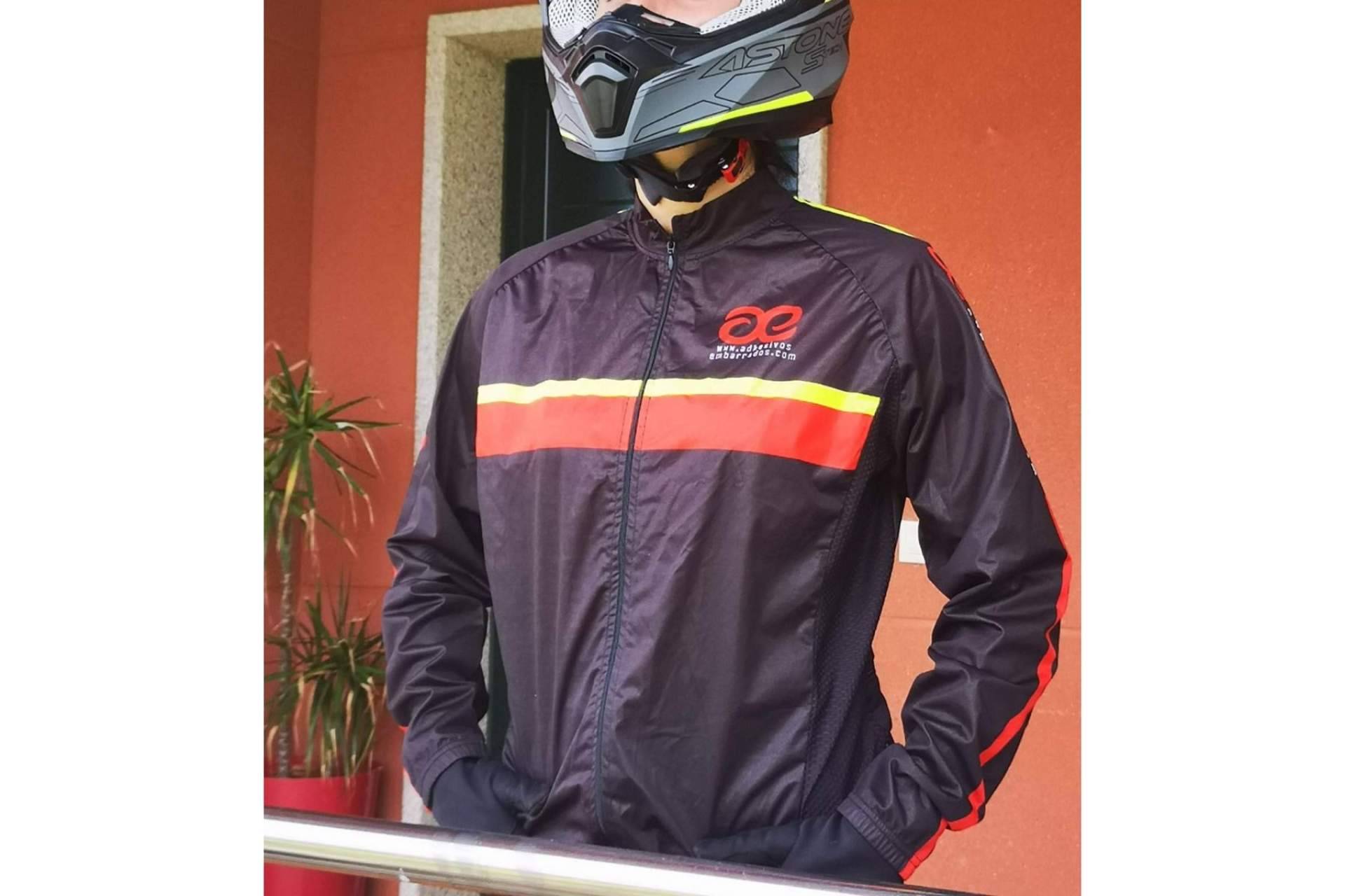 Crear una imagen exclusiva con equipación de enduro y motocross personalizada de la mano de ADHESIVOSEMBARRADOS