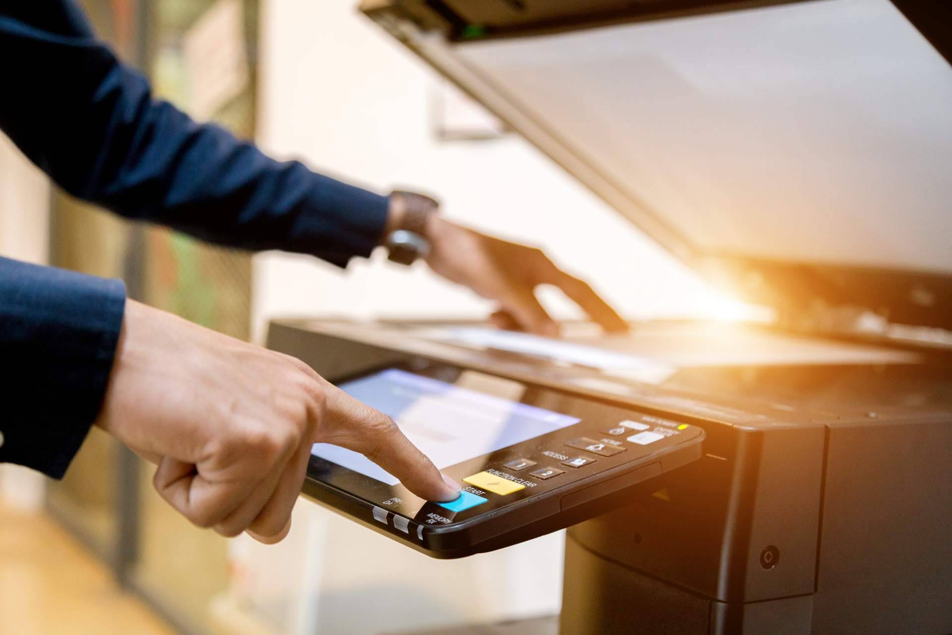La copistería online low cost Fotocopia Barata permite imprimir, encuadernar, plastificar apuntes y además recibirlos en casa