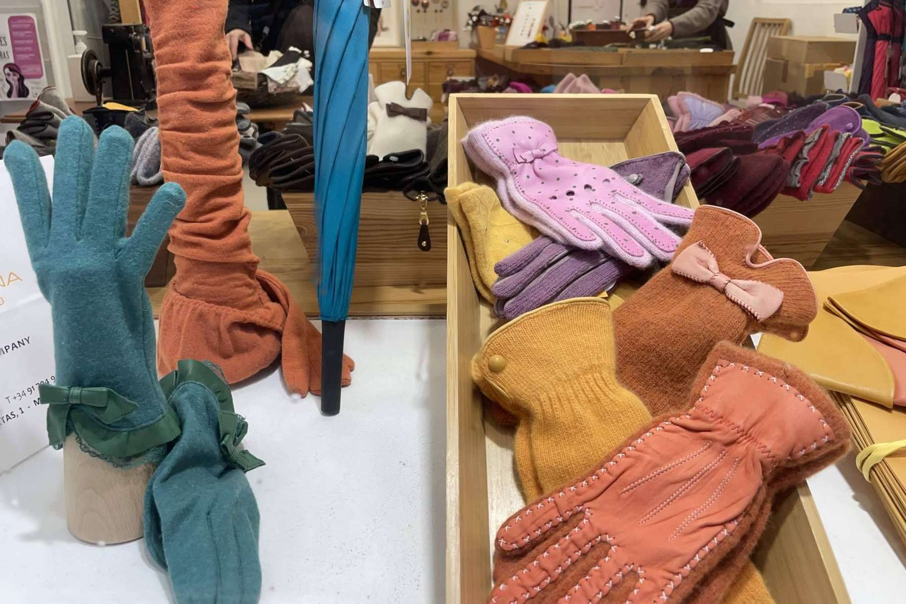 Santacana presenta los nuevos guantes de lana reciclada