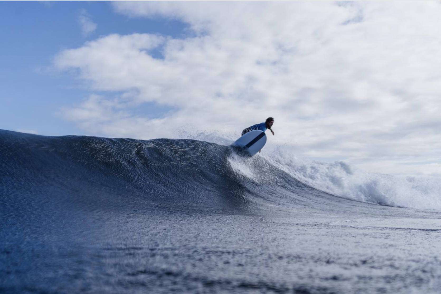 Family Surfers - Surfcamp Las Dunas invita a las personas a unirse a su escuela de surf este invierno con una oferta especial de alojamiento gratuito