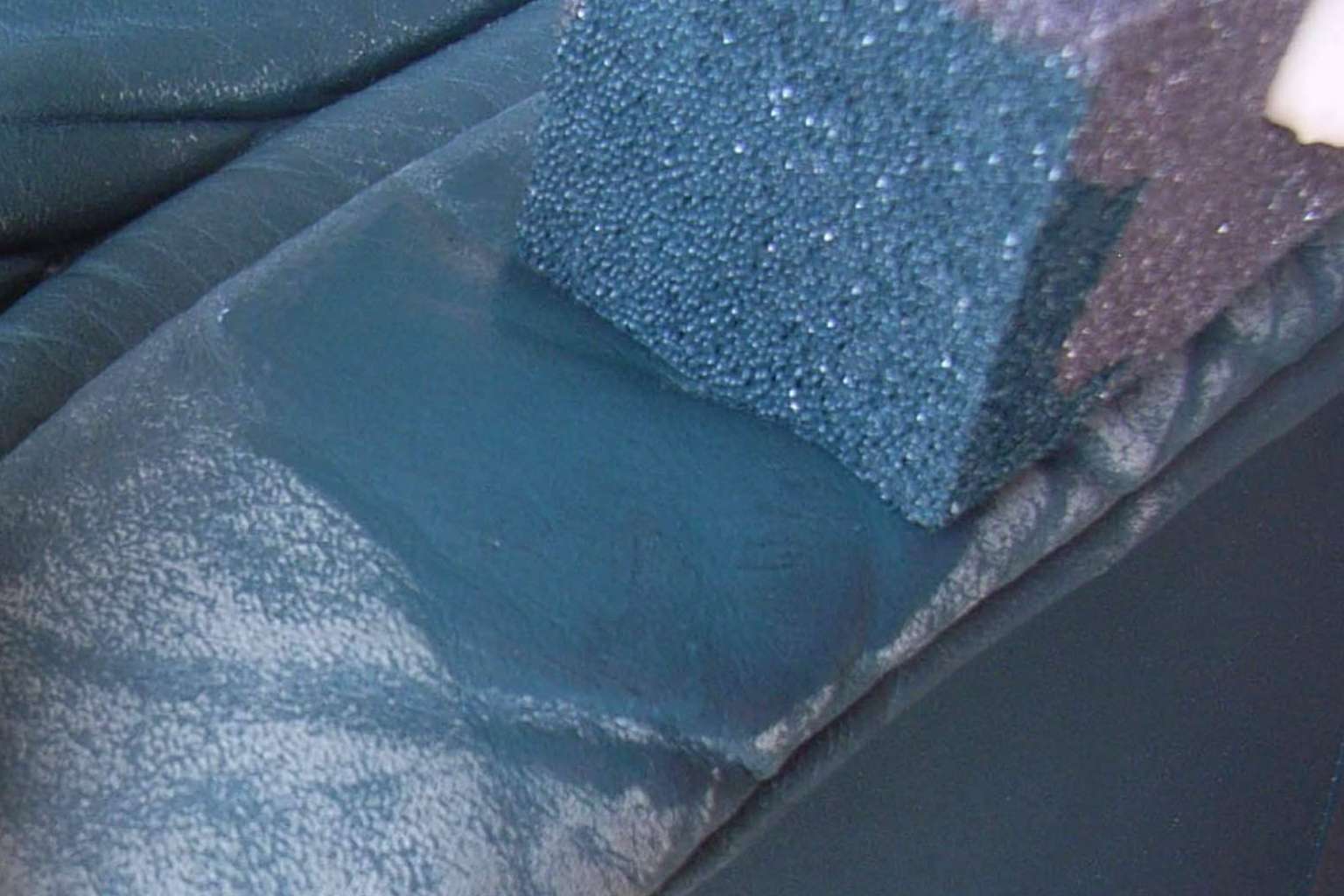 Cueroliquido.es comercializa el tinte para cuero de la marca alemana COLOURLOCK® en España