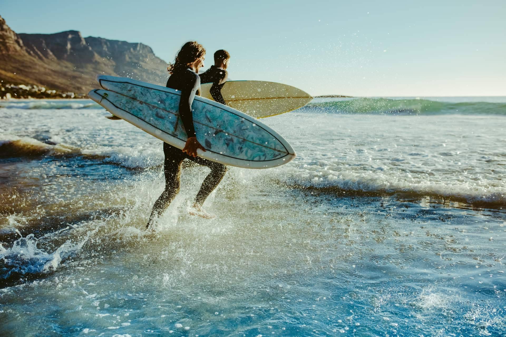 Practicar surf en la playa de Berria de la mano de Watsay Surf School