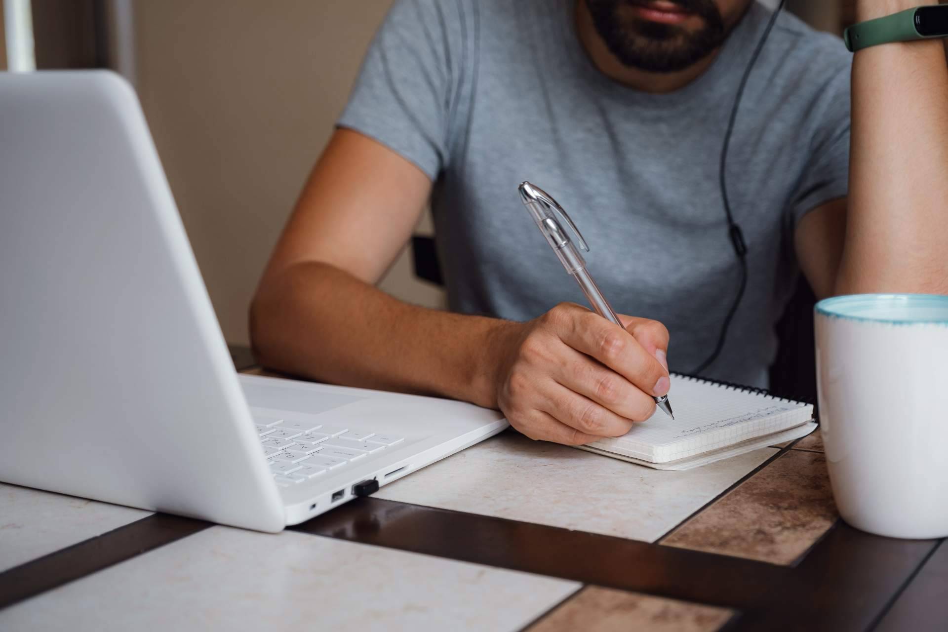 Conectar con potenciales clientes y vender fácilmente cursos online con las pautas y herramientas digitales de Funnelquik