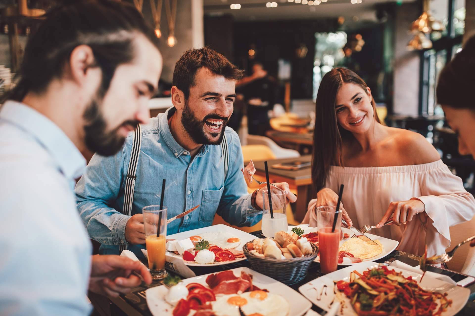 Cena y comida de empresa en Alicante con Despedidas Karamba