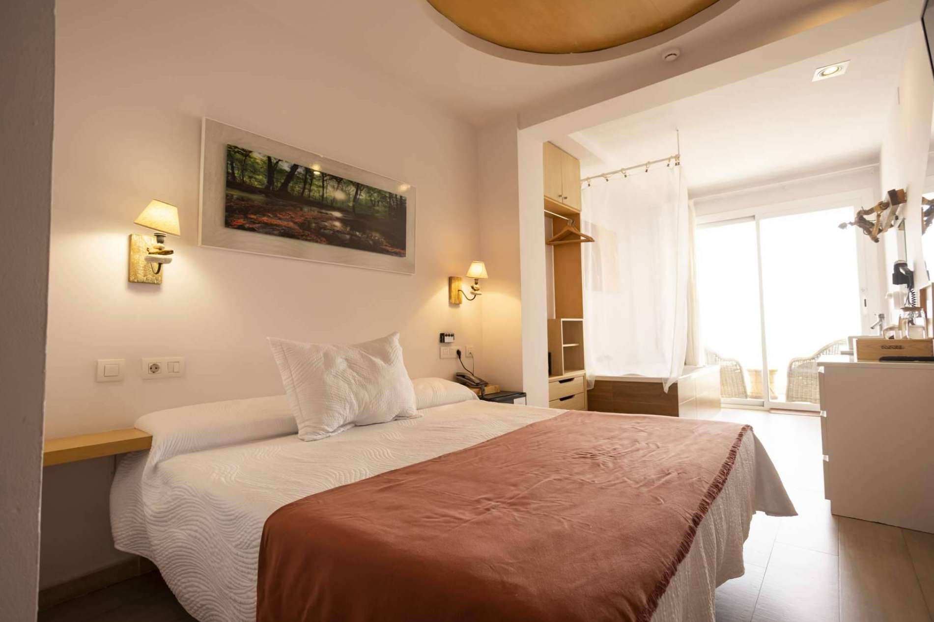 Cerca de la playa de Las Arenas, el restaurante mediterráneo Sabbia by Gabbeach cuenta con un hotel de diseño único