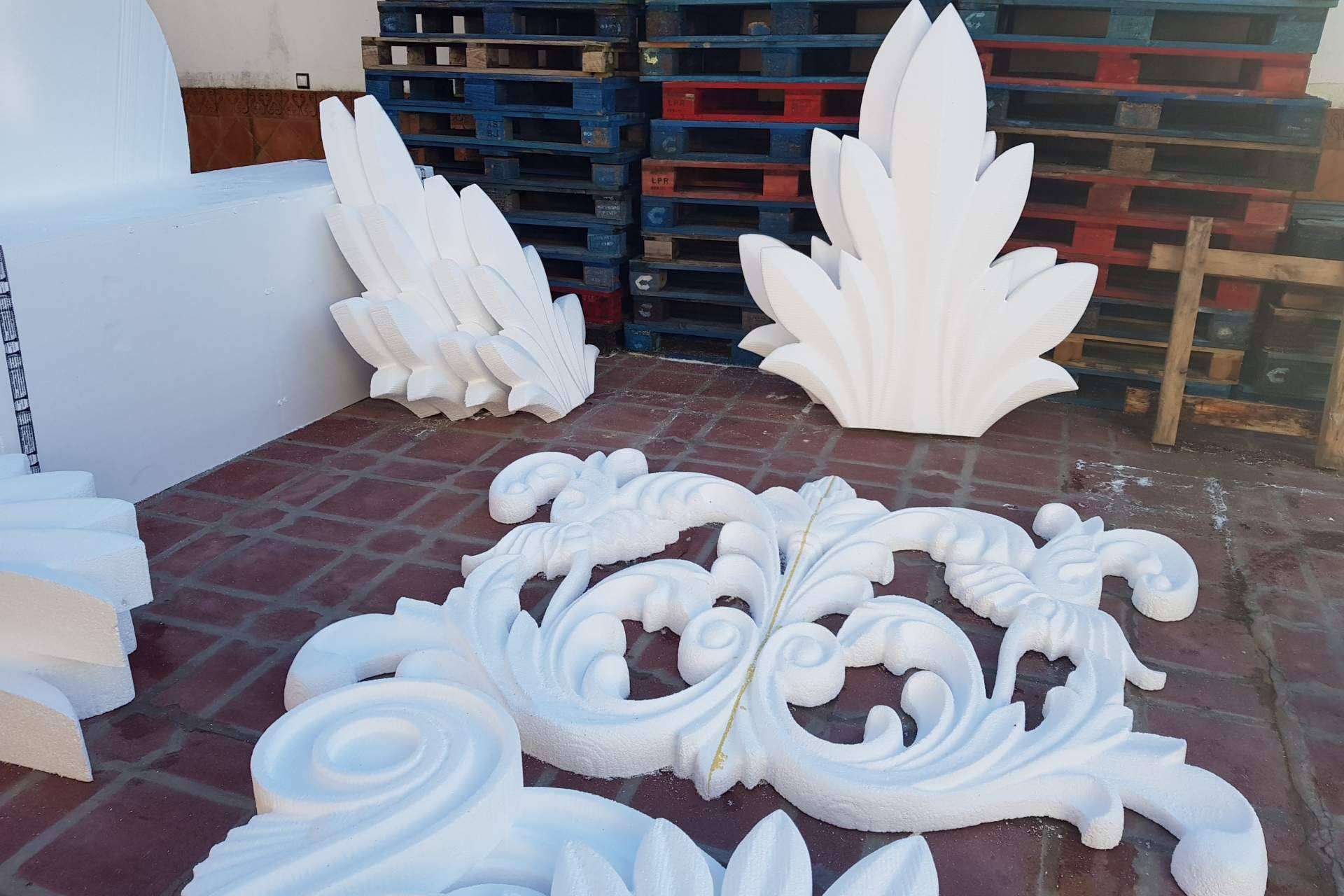 La elaboración de ornamentos tematizados para la cabalgata de reyes de Sumiseran