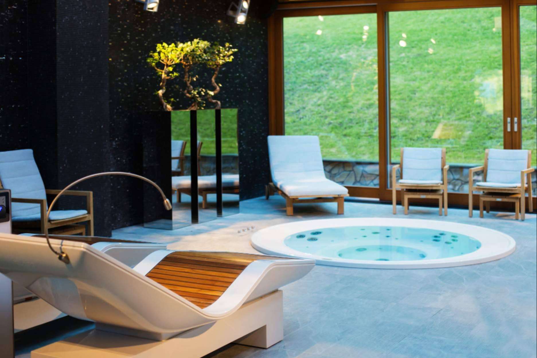 Hidroxury, empresa especializada en el sector de la salud y el bienestar, ofrece un jacuzzi interior para todas las necesidades