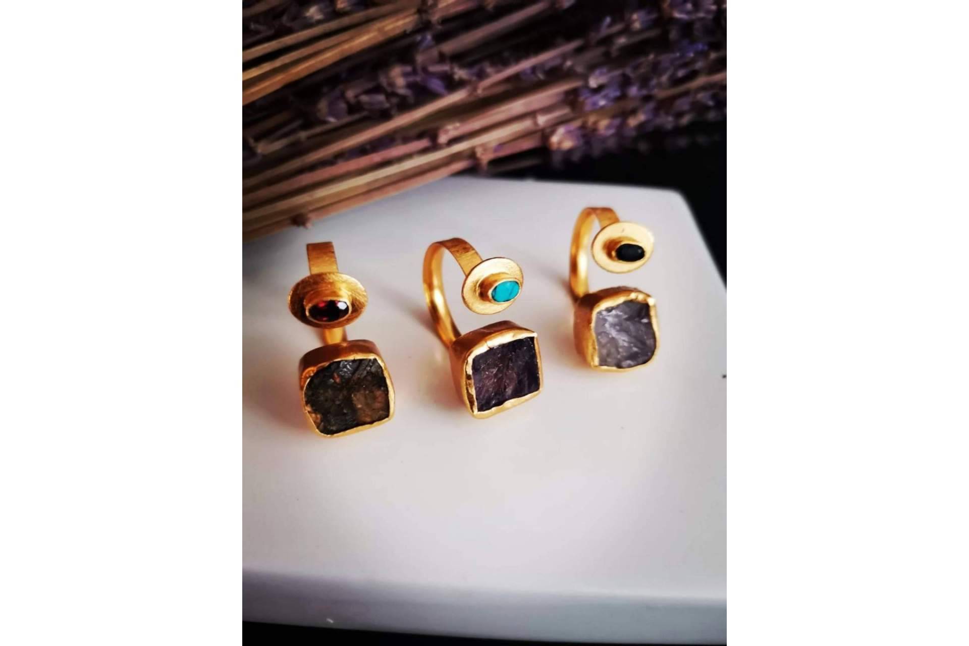 Anillos que incorporan piedras preciosas, por Isabel Lamadrid
