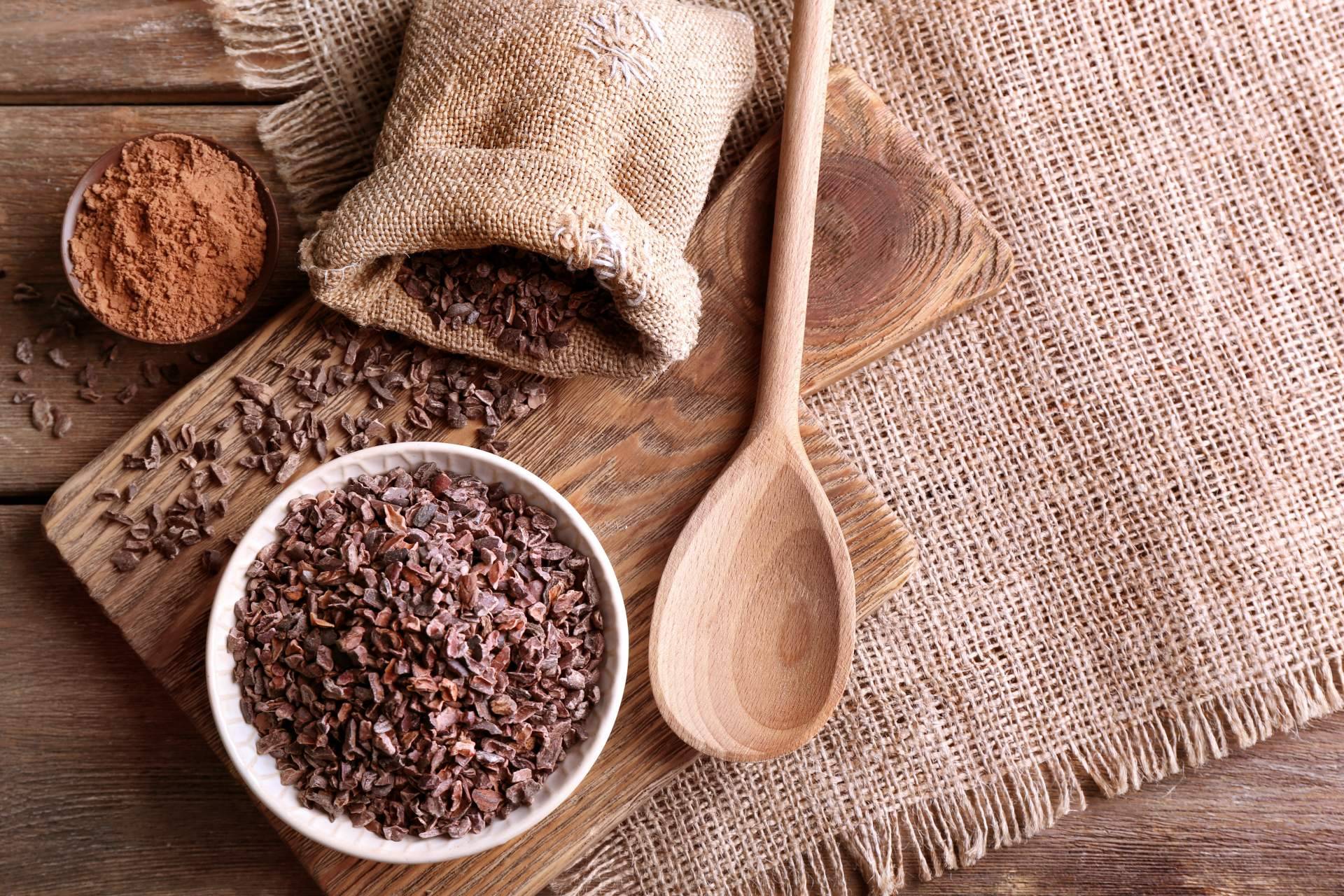 Los nibs de cacao con chocolate de Mediterranean Superfoods, un snack saludable y delicioso para cualquier momento del día