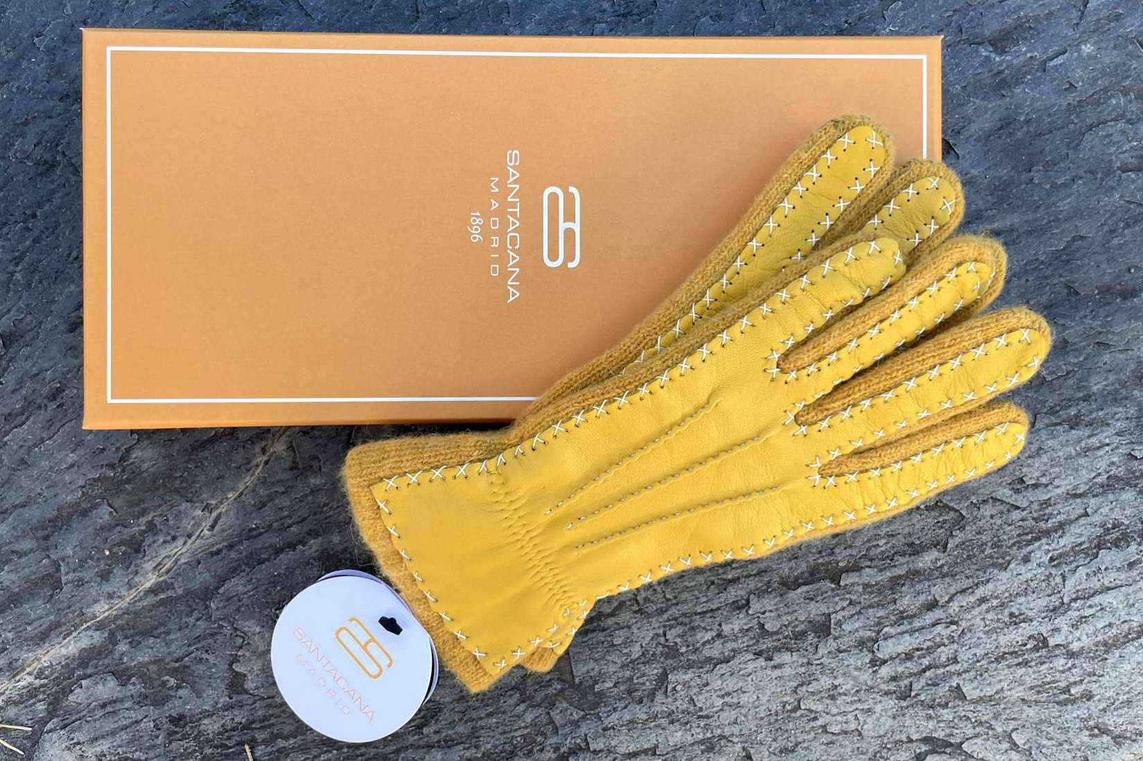 Regalos con los que acertar esta navidad, los guantes y complementos de Santacana