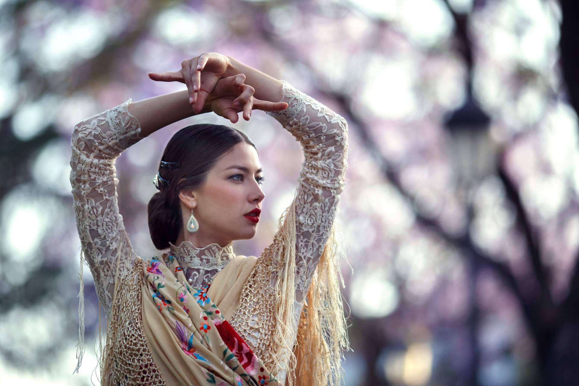 Viva La Feria, la tienda online de moda flamenca que explica paso a paso cómo se ponen los mantones flamencos