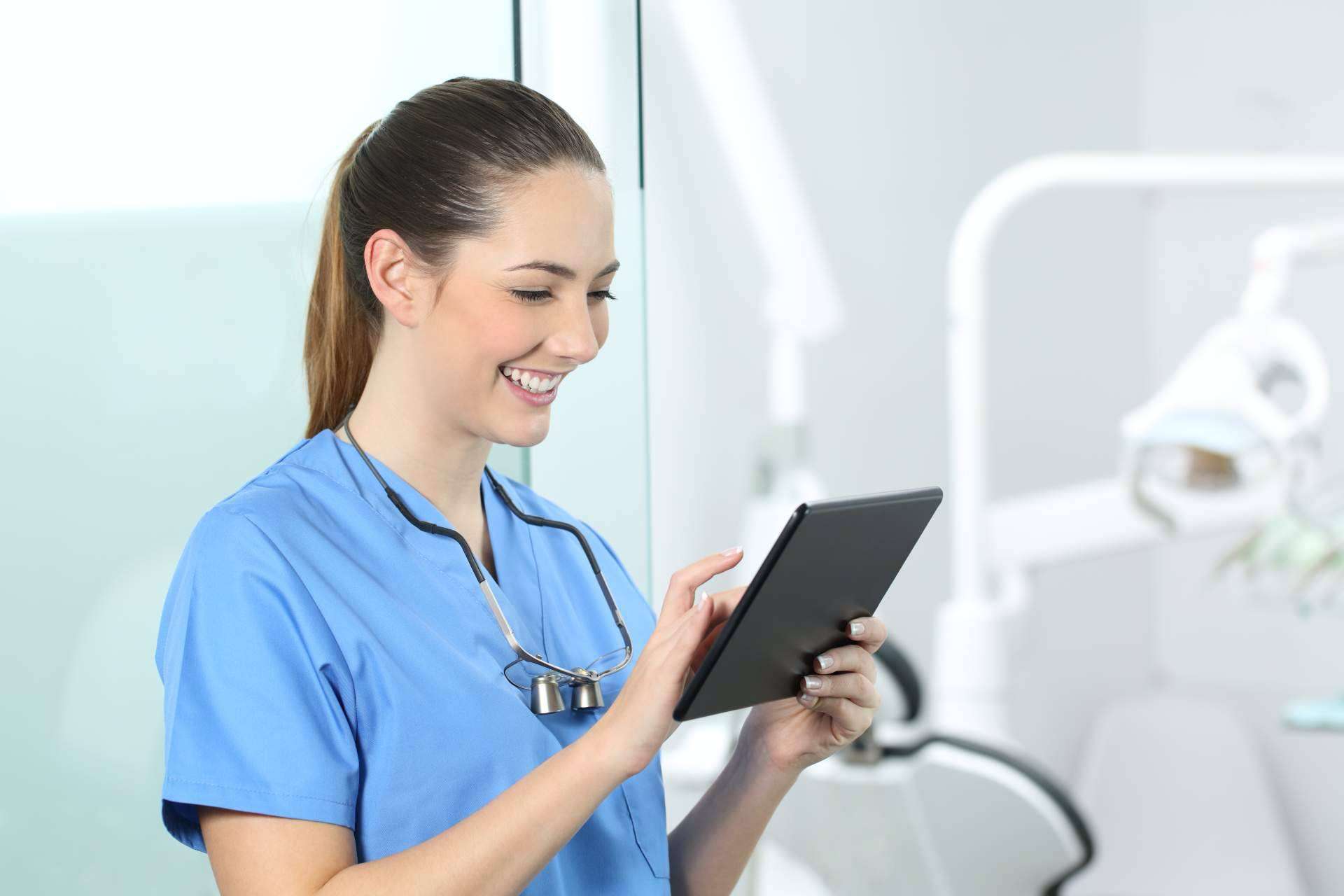 ¿Cuáles son los 5 consejos de Ascensium para mejorar el clima laboral en una clínica dental?