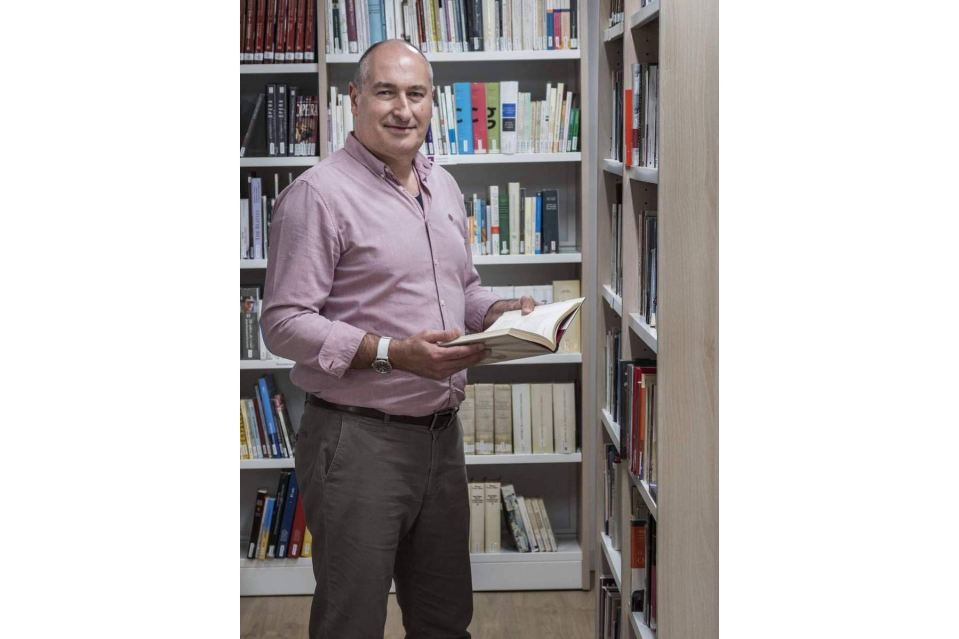 El periodista y escritor Toni Traveria proporciona valor añadido a la compañía al plasmar su historia en un libro