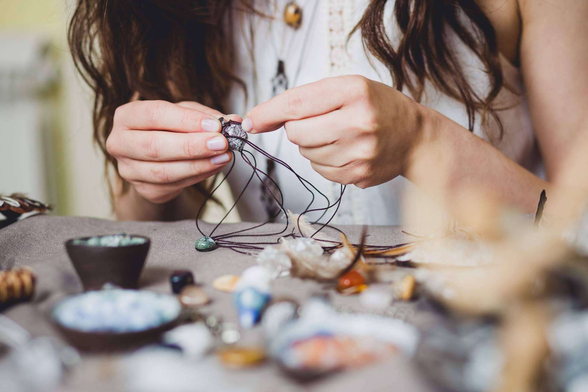 Isabel Lamadrid es una joyería artesanal que destaca por sus piedras semipreciosas