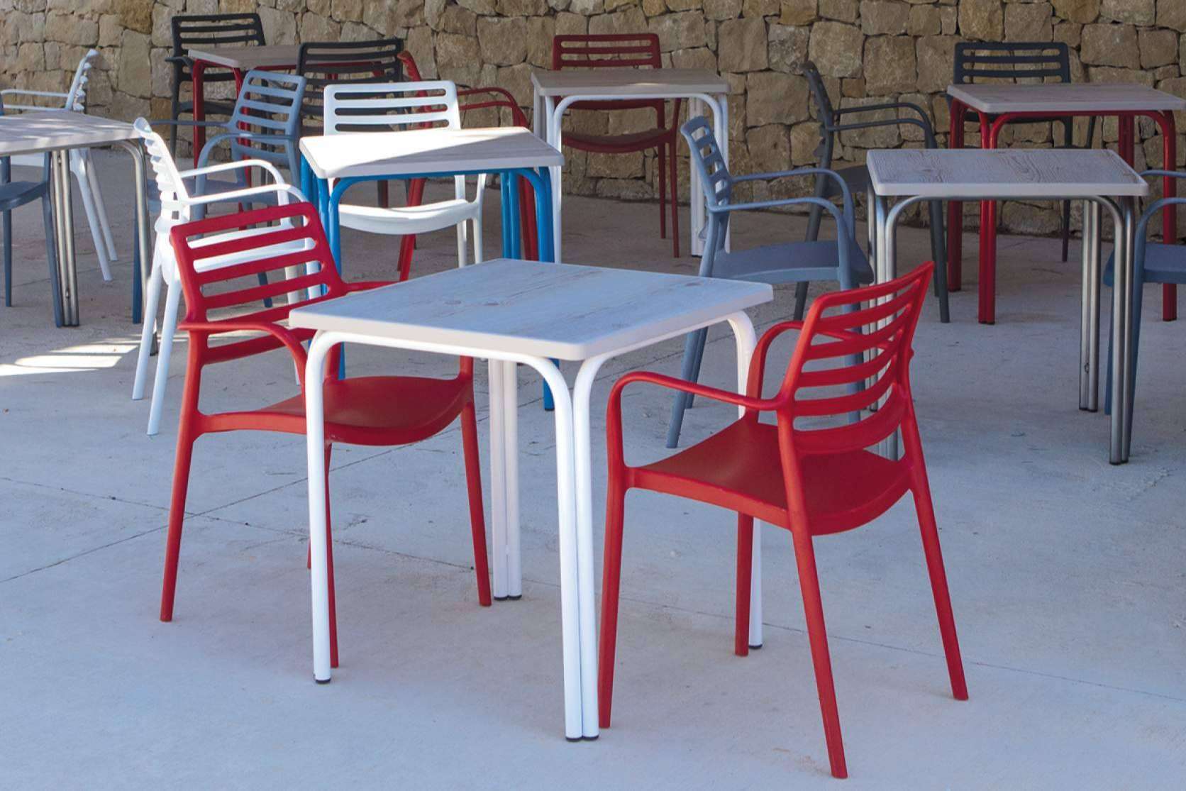 Muebles-Hostelería y sus sillas de resina, una solución estética y económica