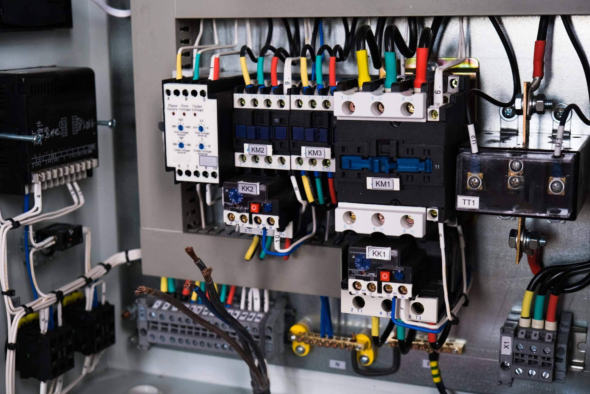 Distribuidores de Schneider Electric, Cadenza Electric