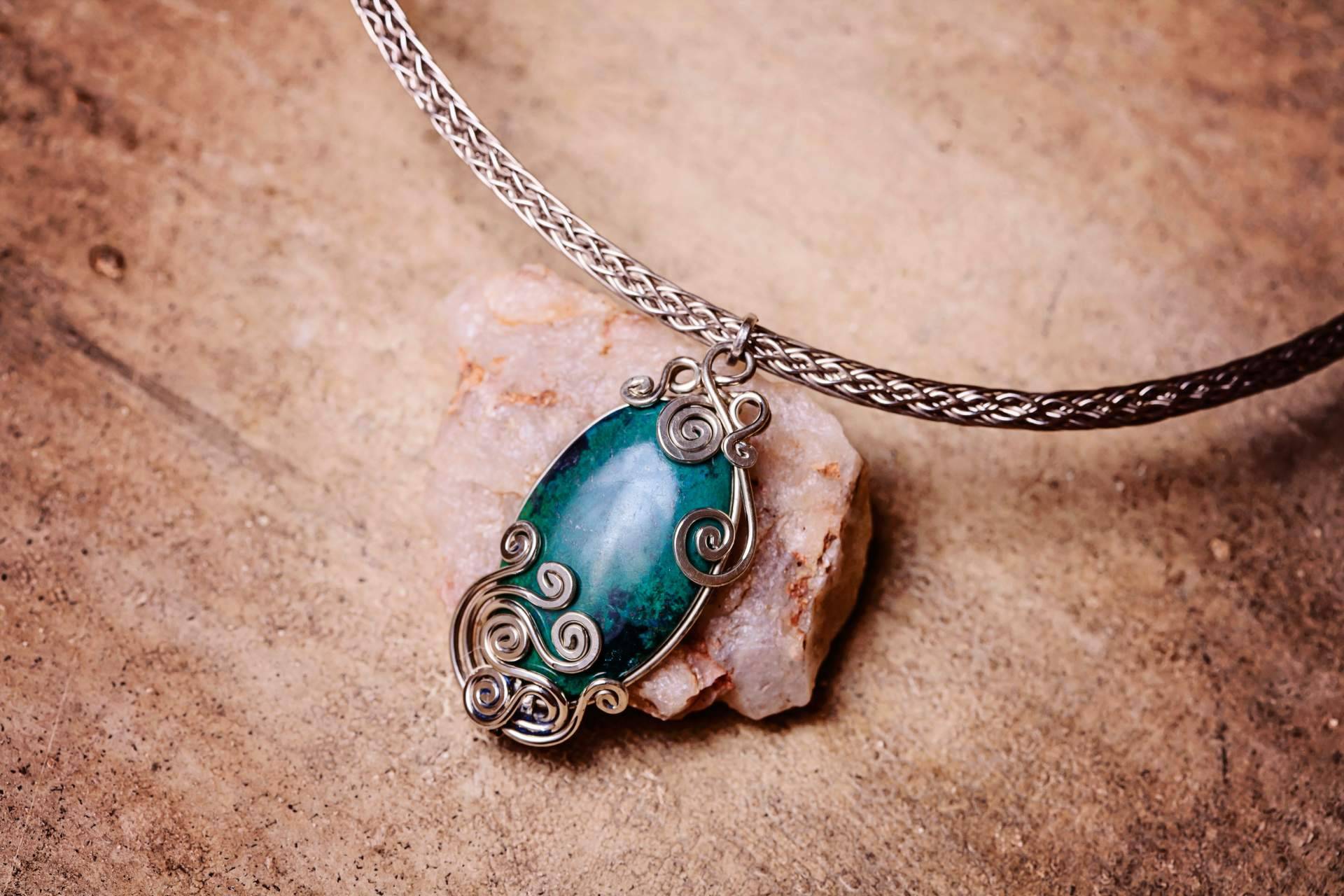 Tierra de Gemas y sus collares de piedras naturales que son sinónimo de belleza y protección