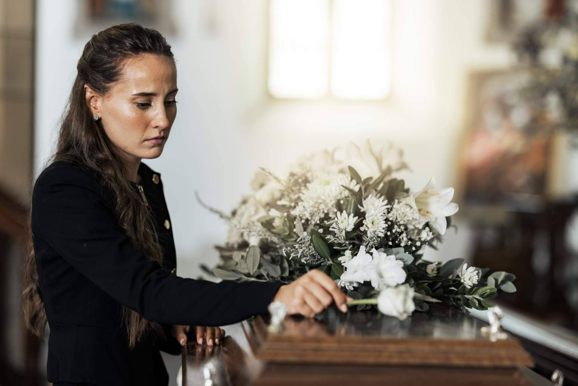 Auxilio por defunción, la ayuda de la Seguridad Social para afrontar el sepelio de la mano de Interfunerarias