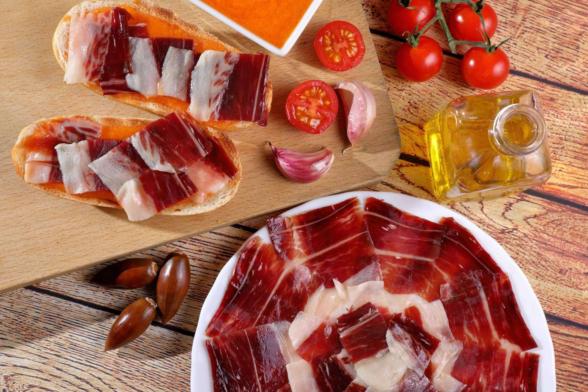 Las claves para escoger los jamoneros y cuchillos ideales, por Jamón & Pico