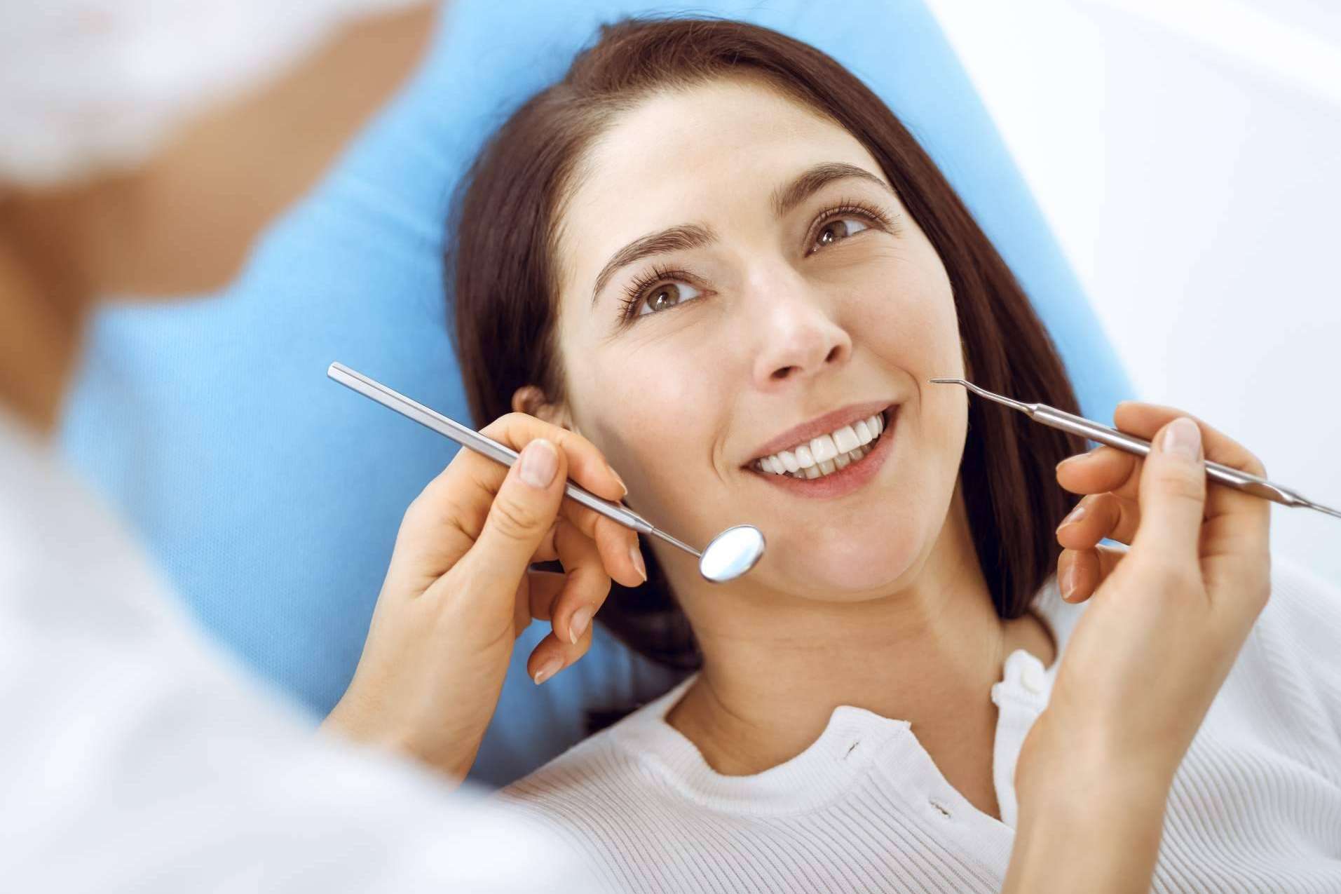 Todo lo que se debe saber acerca de las microcarillas dentales sin tallado, el tratamiento de estética dental
