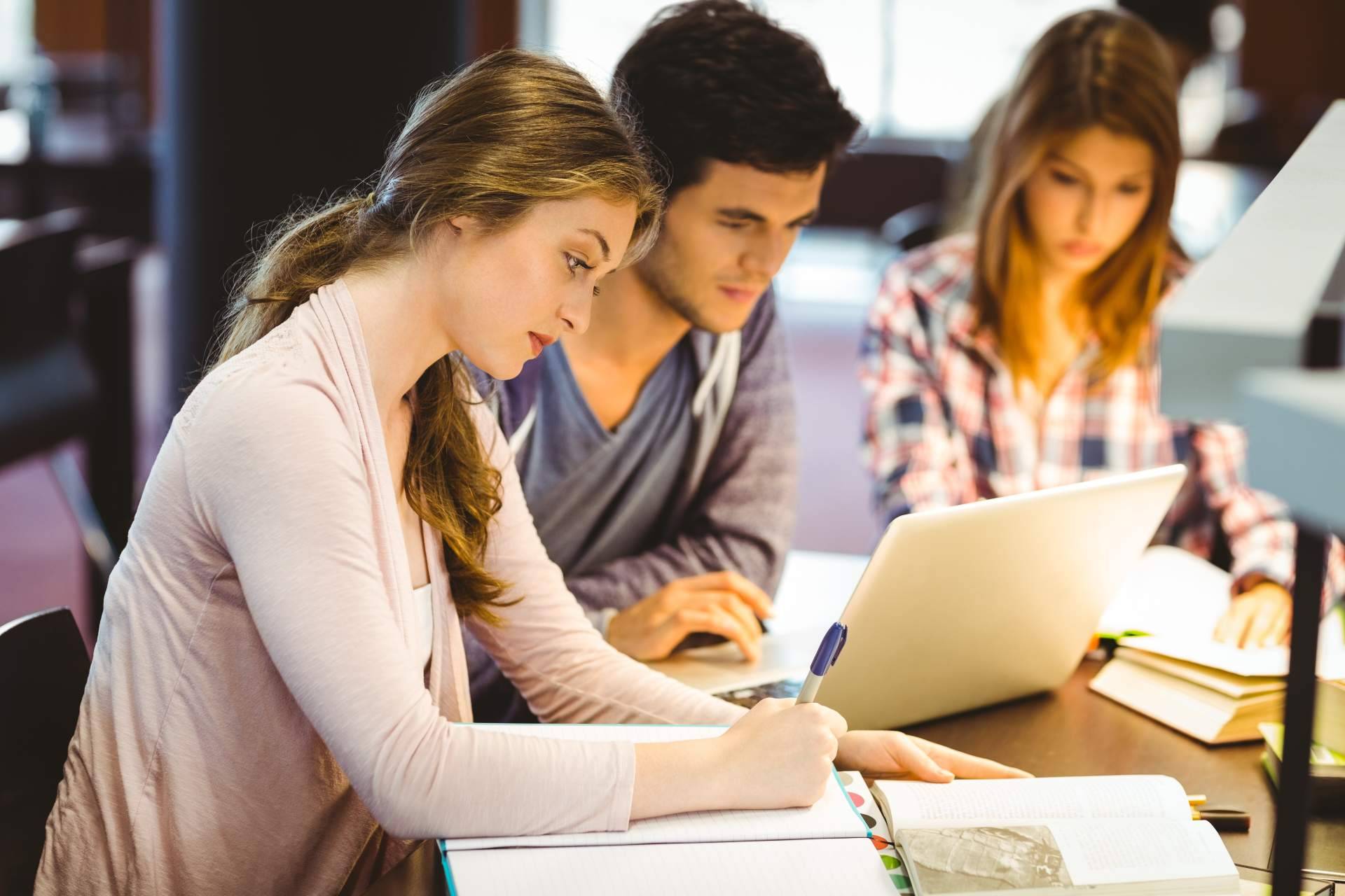 Muchas plazas y preparación asequible, por qué es un buen momento para opositar