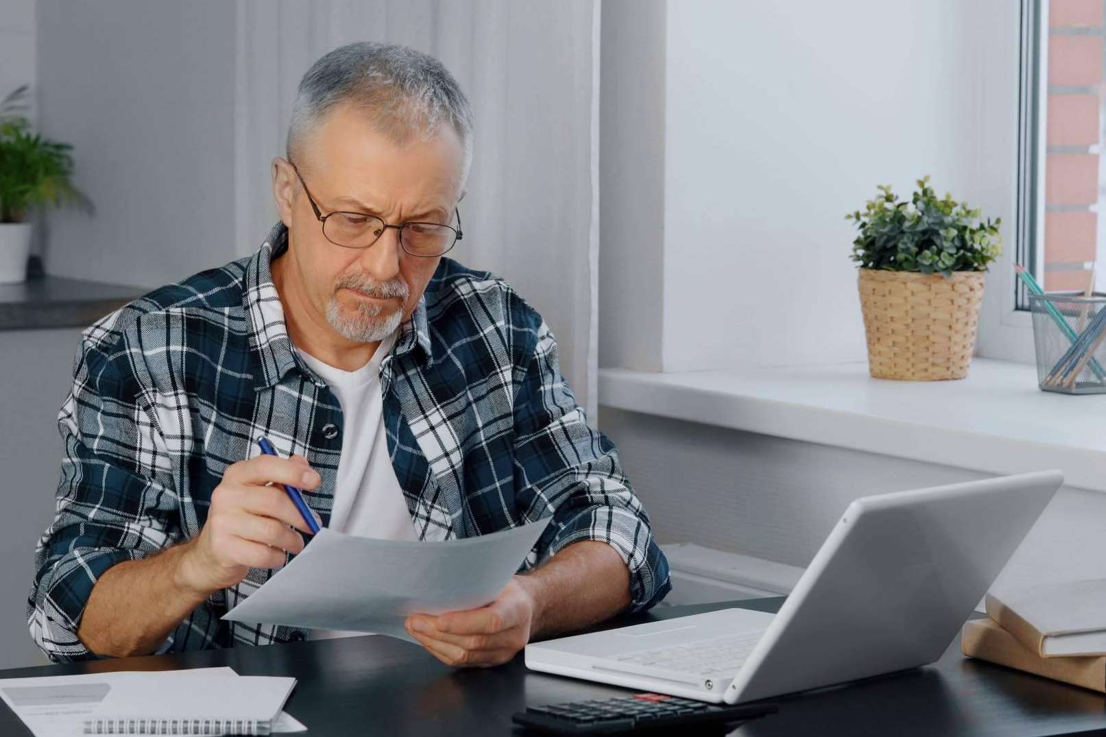 Iván González ayuda a preparar un plan financiero para la jubilación