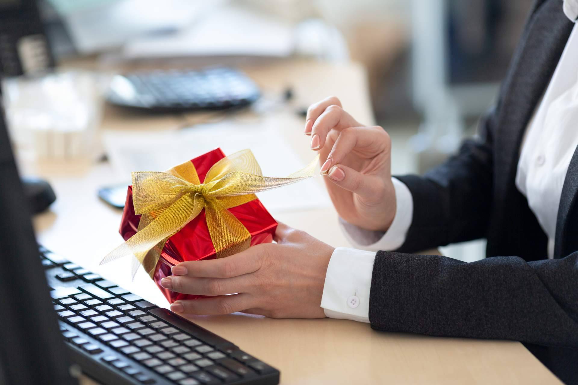 Izando Services habla de los beneficios de los regalos publicitarios personalizados en el mundo corporativo