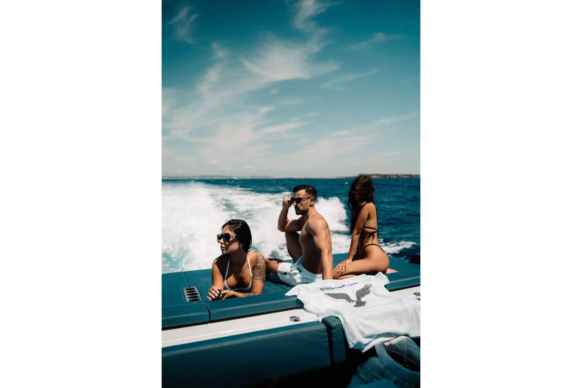 El servicio de alquiler de yates en Ibiza de AkunaProject