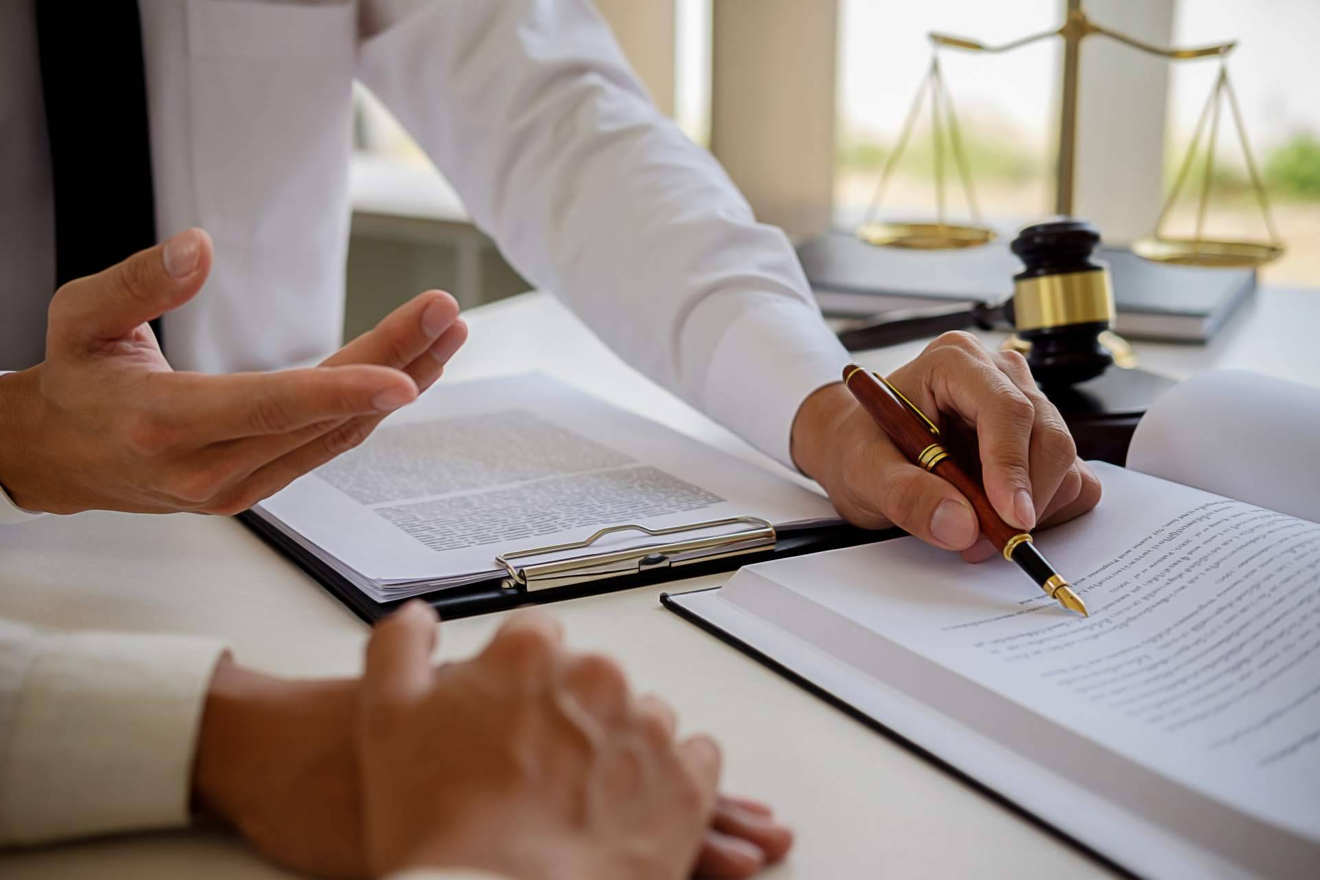 Robledo Vargas Abogados Asociados sobre la versión libre y los descargos del funcionario en el procedimiento disciplinario en Colombia