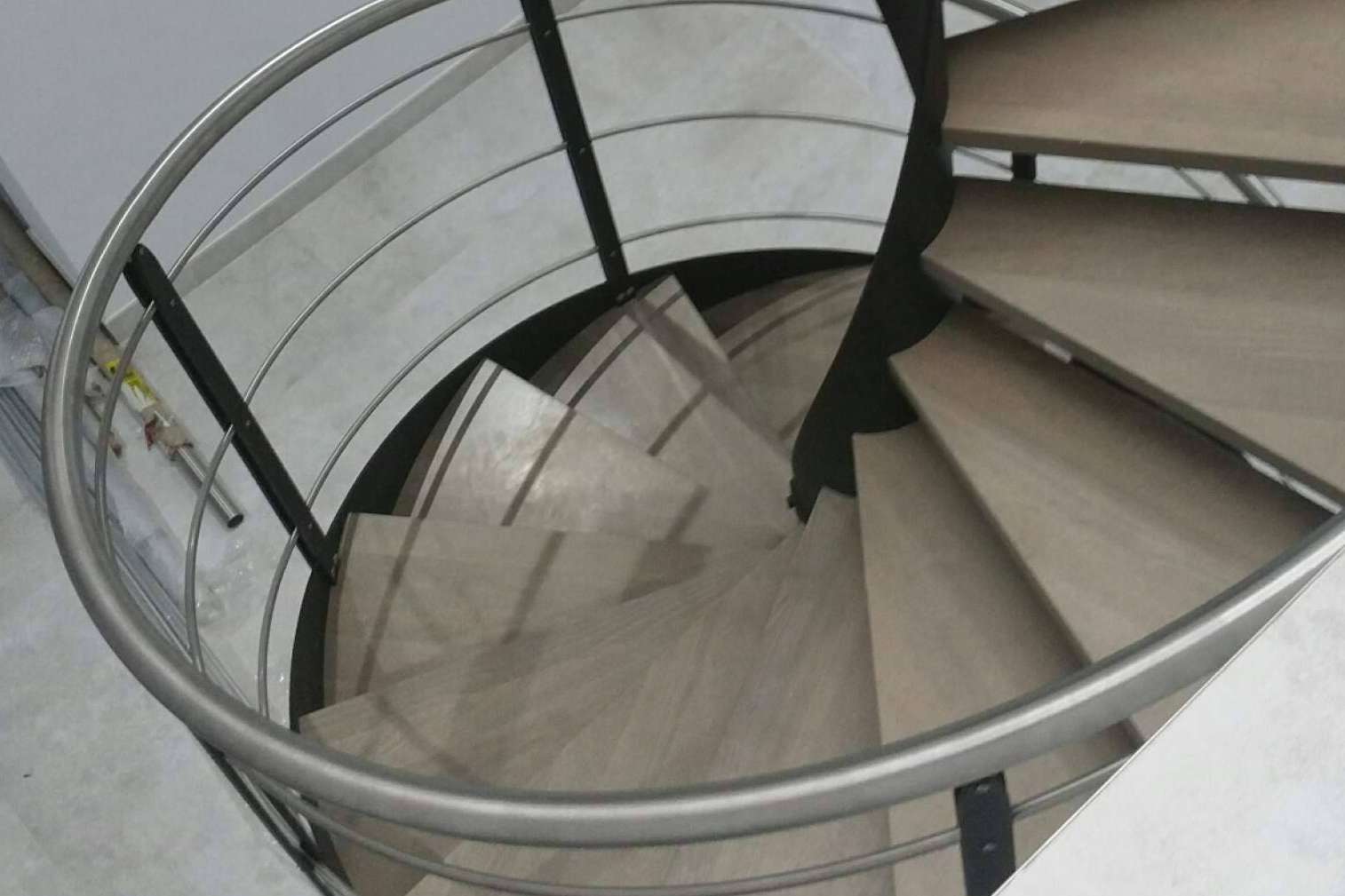 Enesca habla de las ventajas de utilizar las escaleras de caracol en el hogar