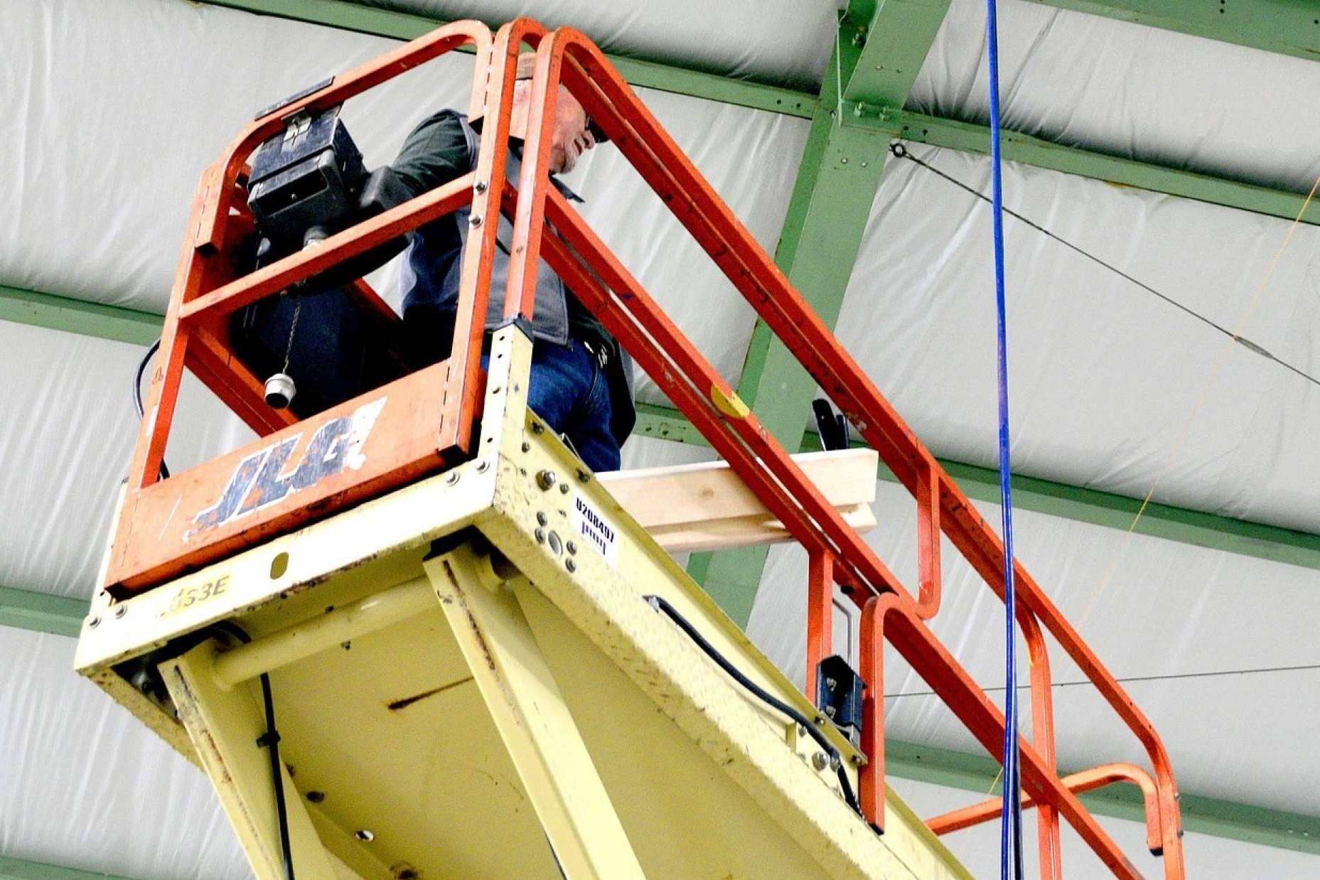Equipzilla enumera las claves para alquilar elevador de tijera
