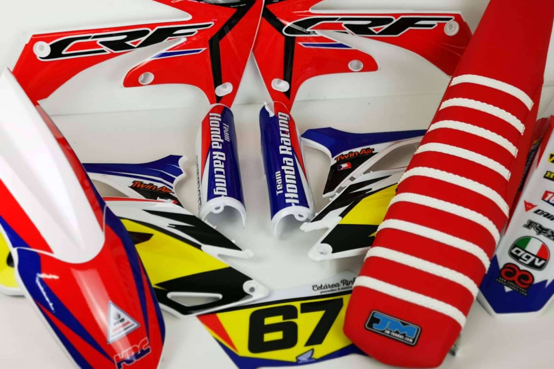 ADHESIVOSEMBARRADOS enumera los beneficios de las fundas de asiento para la moto
