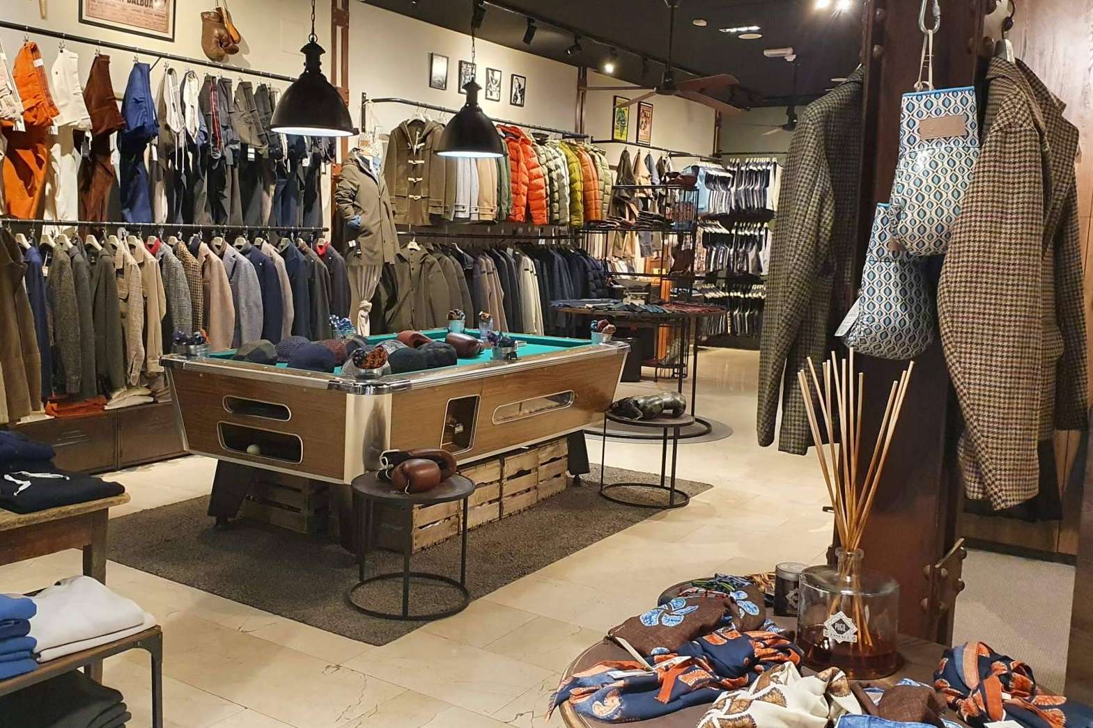 Trajes y chaqués para novios personalizados y a medida de la mano de Pugil Store