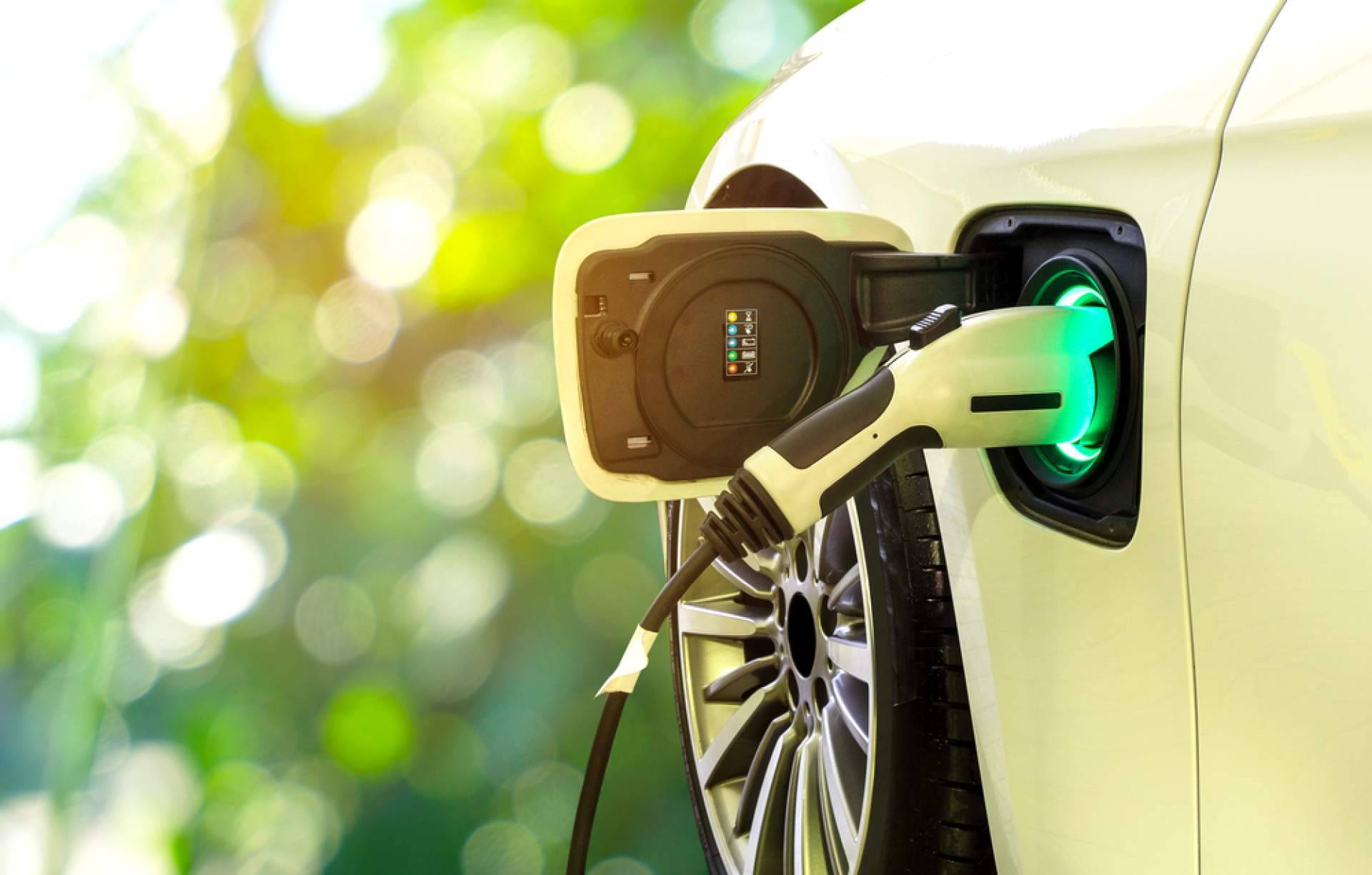 Cuáles son los beneficios de instalar un punto de recarga para coches eléctricos en casa, por Solar Placa