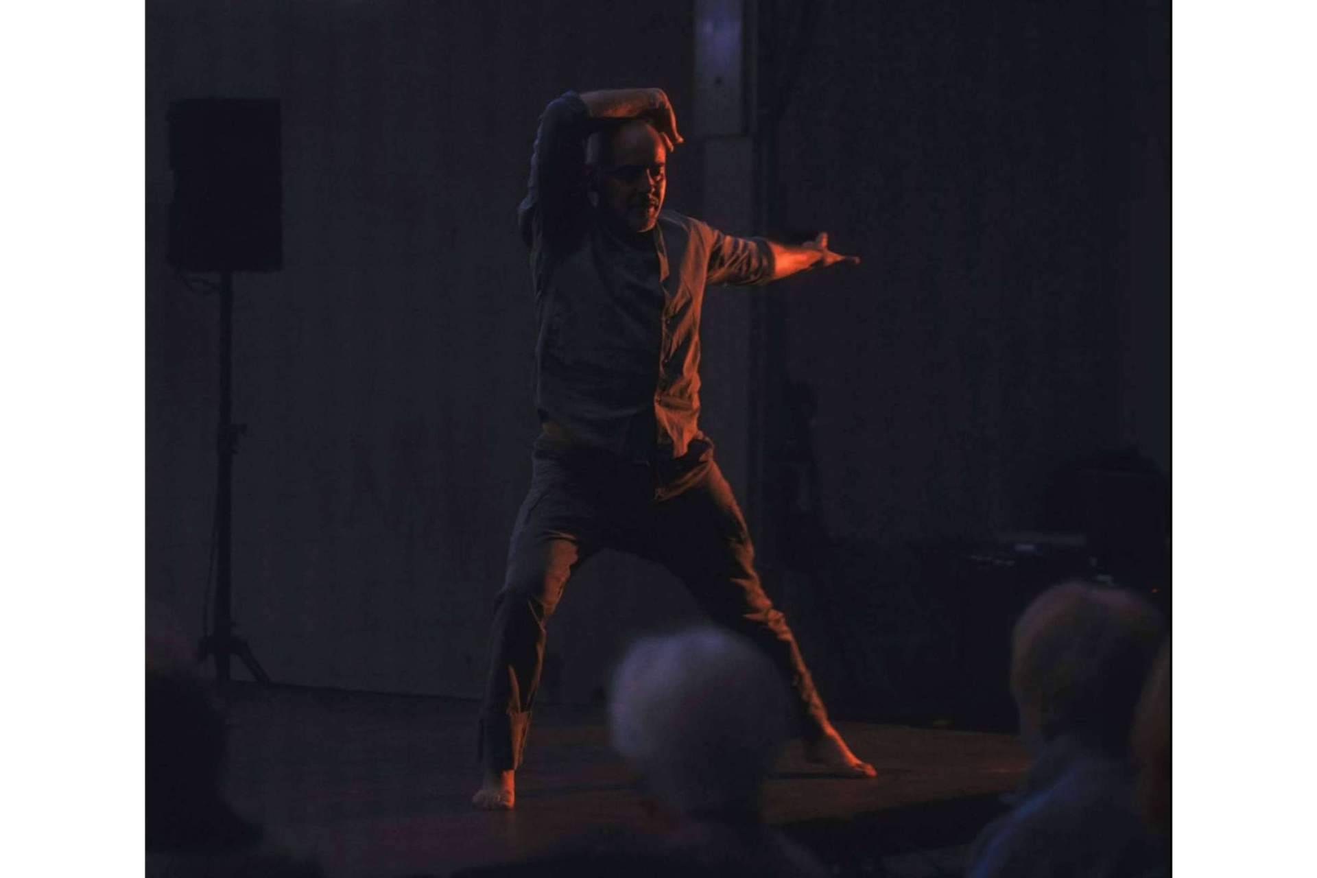 Roberto Olivan, un destacado bailarín contemporáneo y profesor de danza