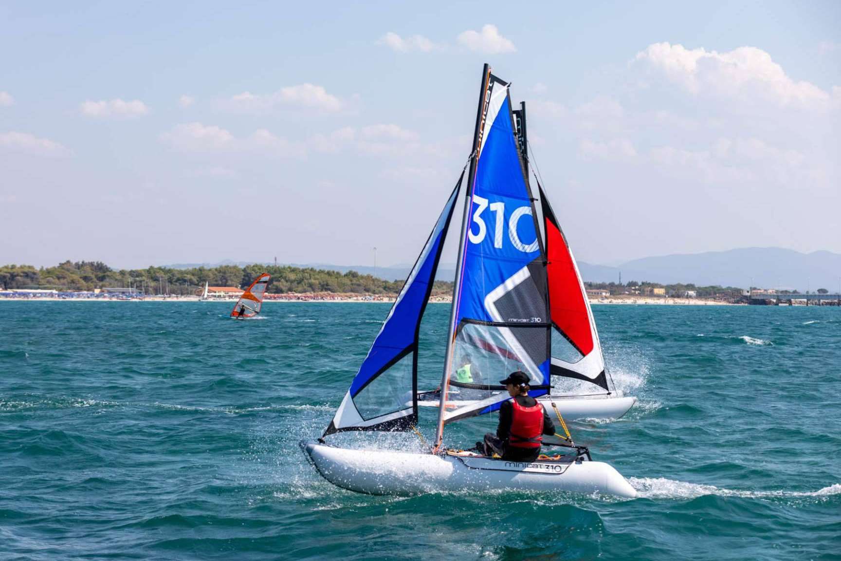 Nauticmar, distribuidores exclusivos en España de mini catamaranes, hinchables y desmontables