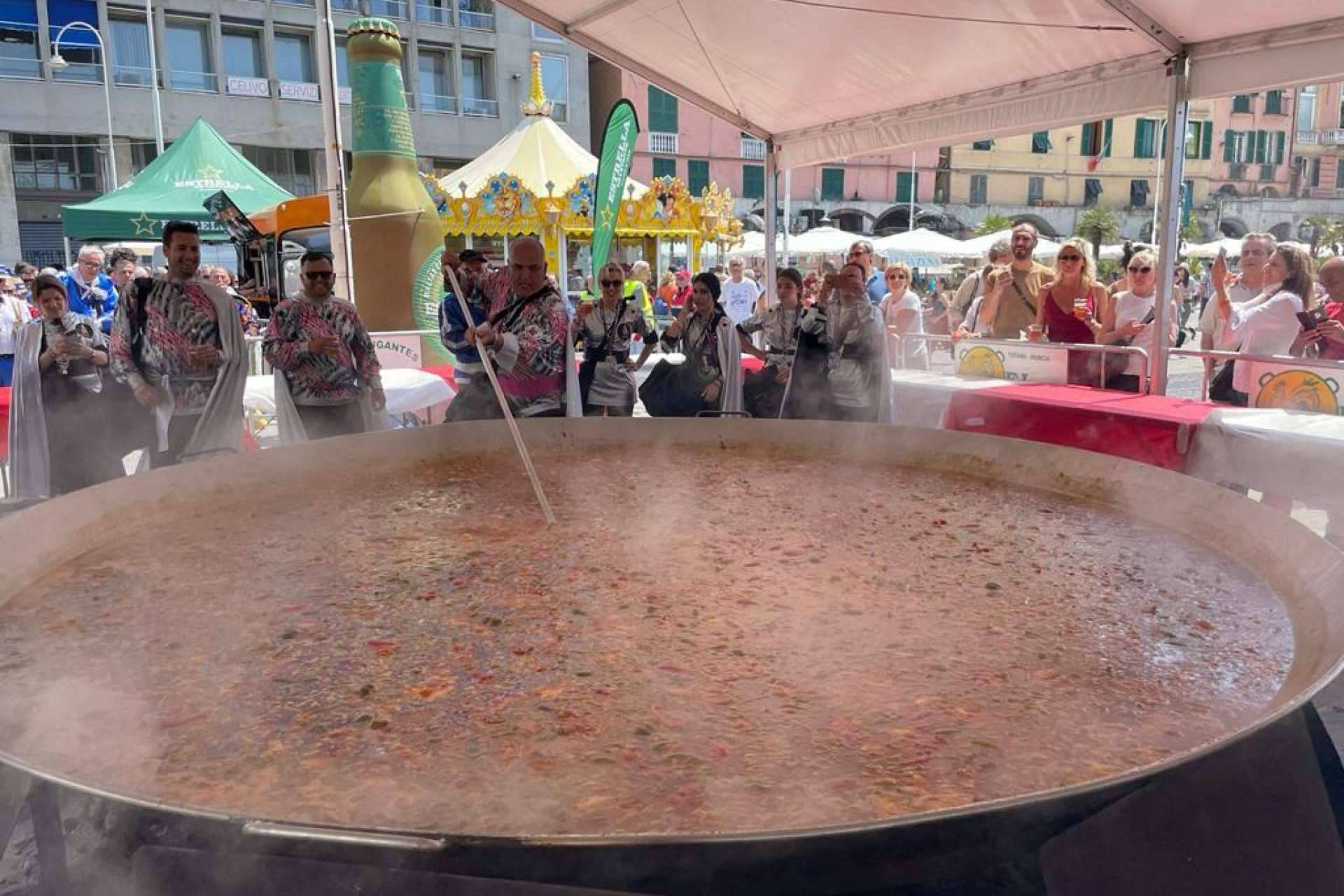 Las razones para elegir un catering de paella gigante en las celebraciones, con El Paellero