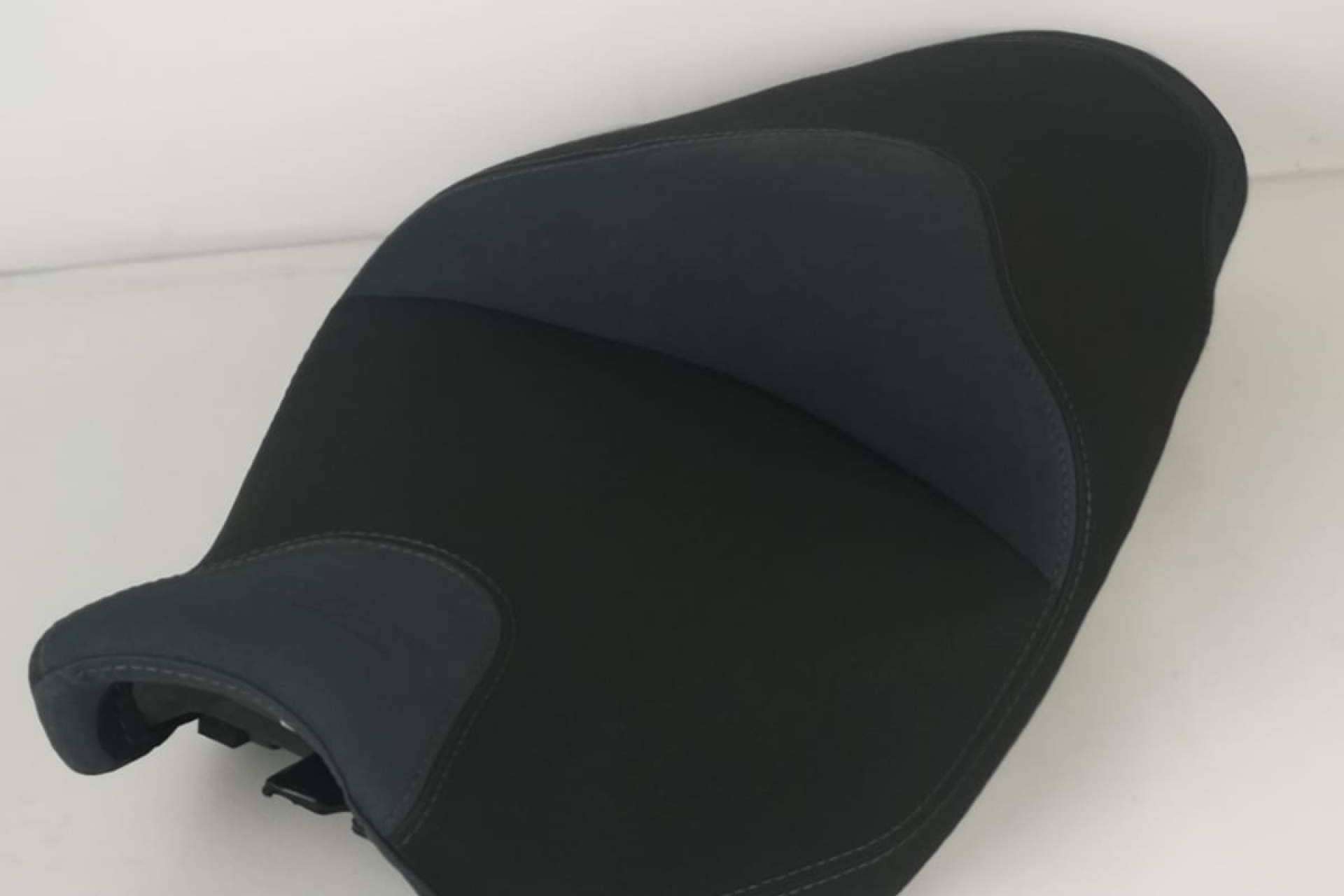 ¿Dónde cambiar el asiento de moto de carretera y hacerlo más cómodo? JM-Fundas