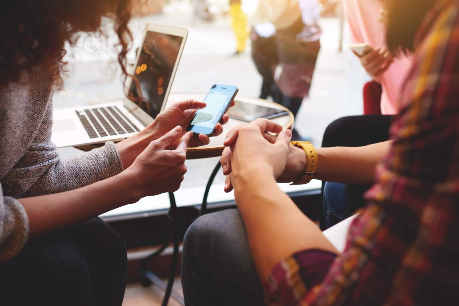 Cómo aumentar la velocidad de internet; wifi o fibra óptica plástica