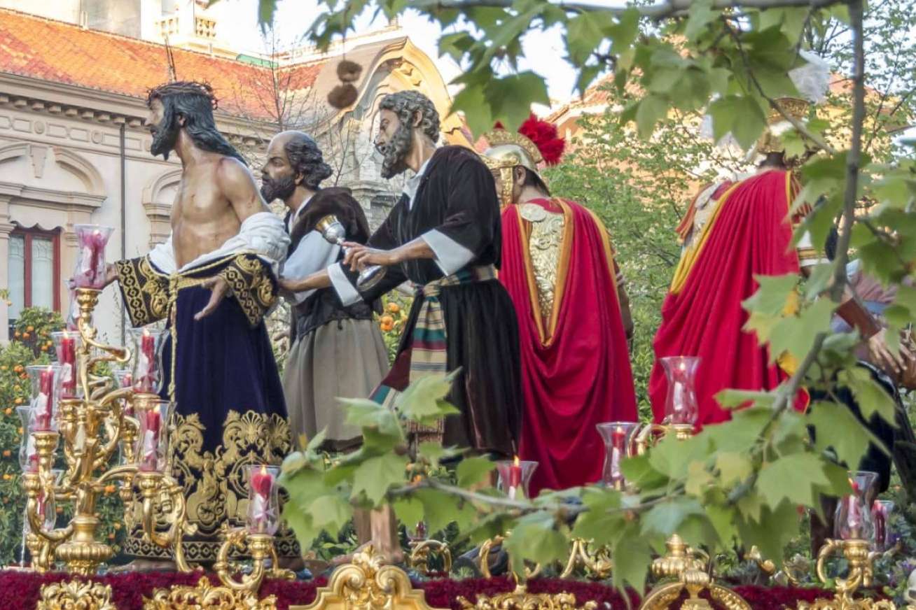 Explorar la Semana Santa de España con Carrera Oficial, una red social para los cofrades