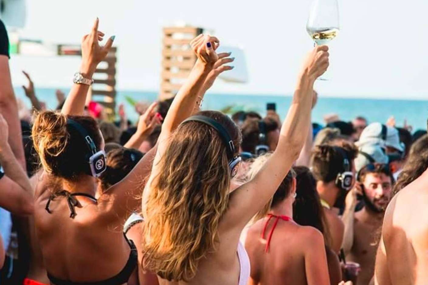 La fiesta de San Juan Mega Silent Disco Gavá Playa tendrá 3 escenarios, 10 artistas con música, artes visuales y gastronomía