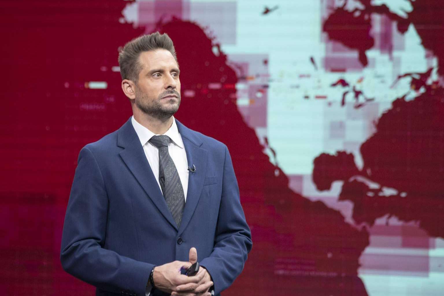 Àngel Pons, el presentador de noticias de TVE que destaca por su enfoque creativo y versatilidad