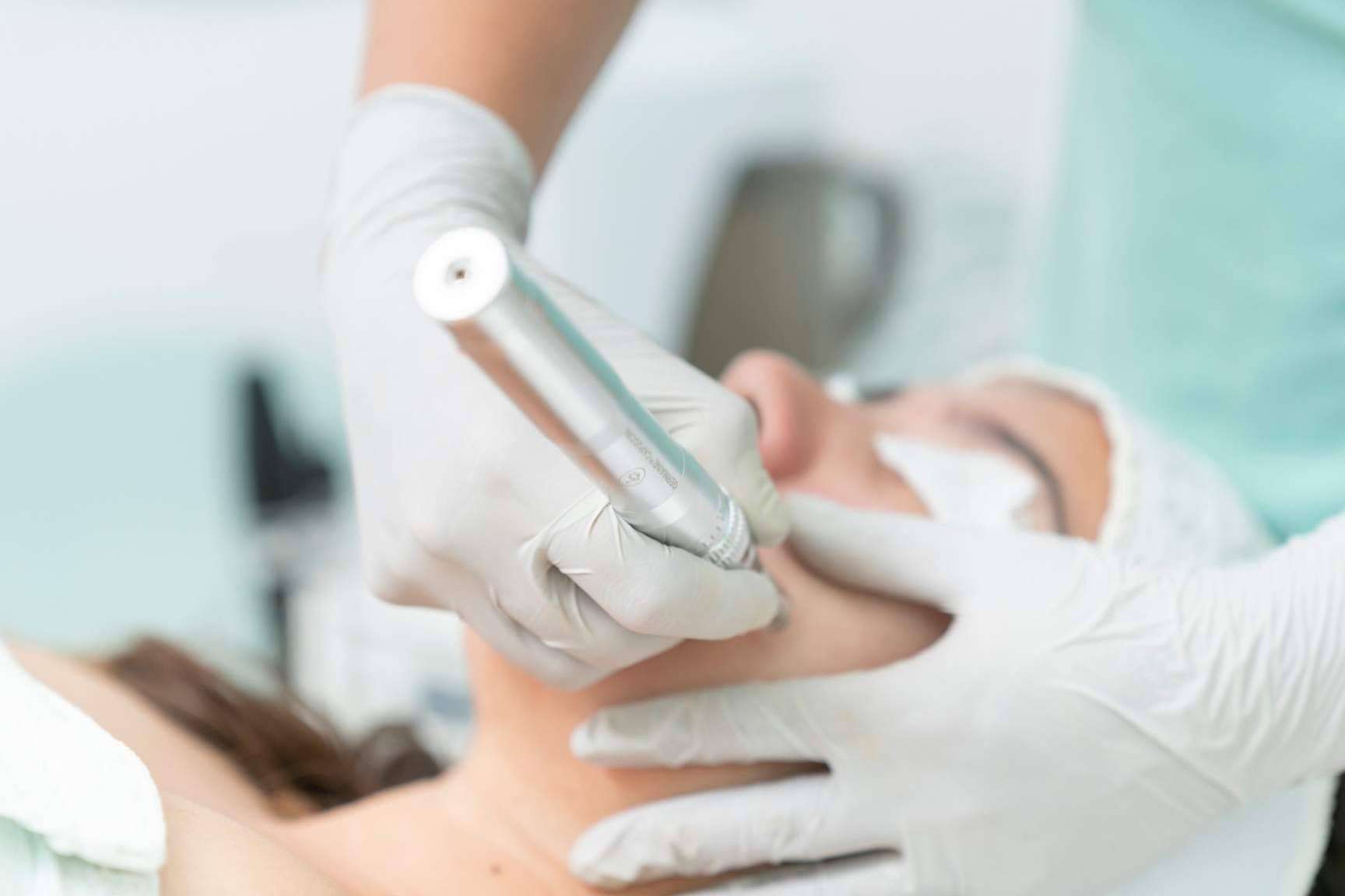 ¿Qué ofrece la Unidad de Medicina Estética, Plástica y Reparadora del Hospital de la Reina en cirugía estética?