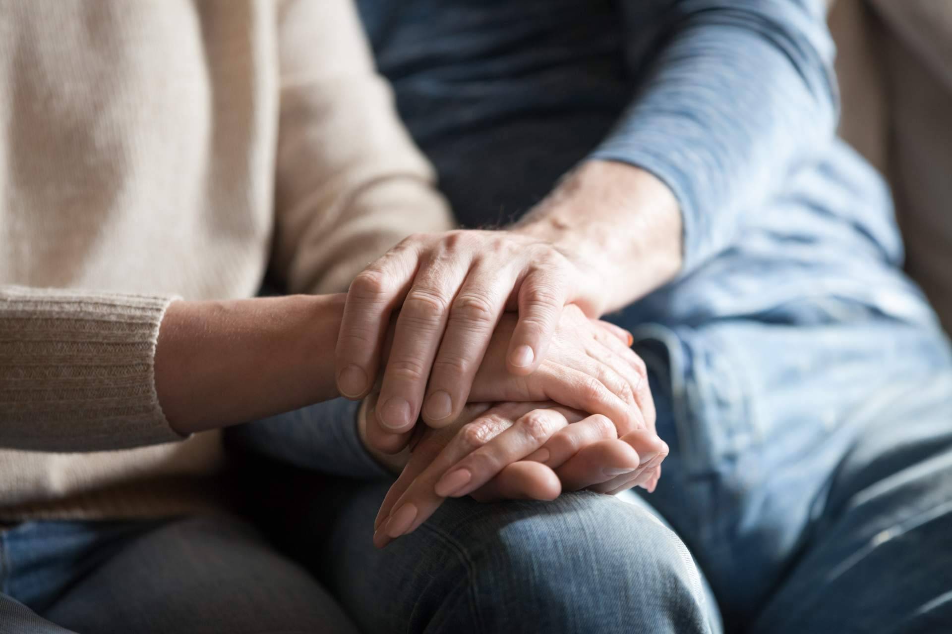 ¿Cuál es el papel de la empatía en la atención integral del adulto mayor?