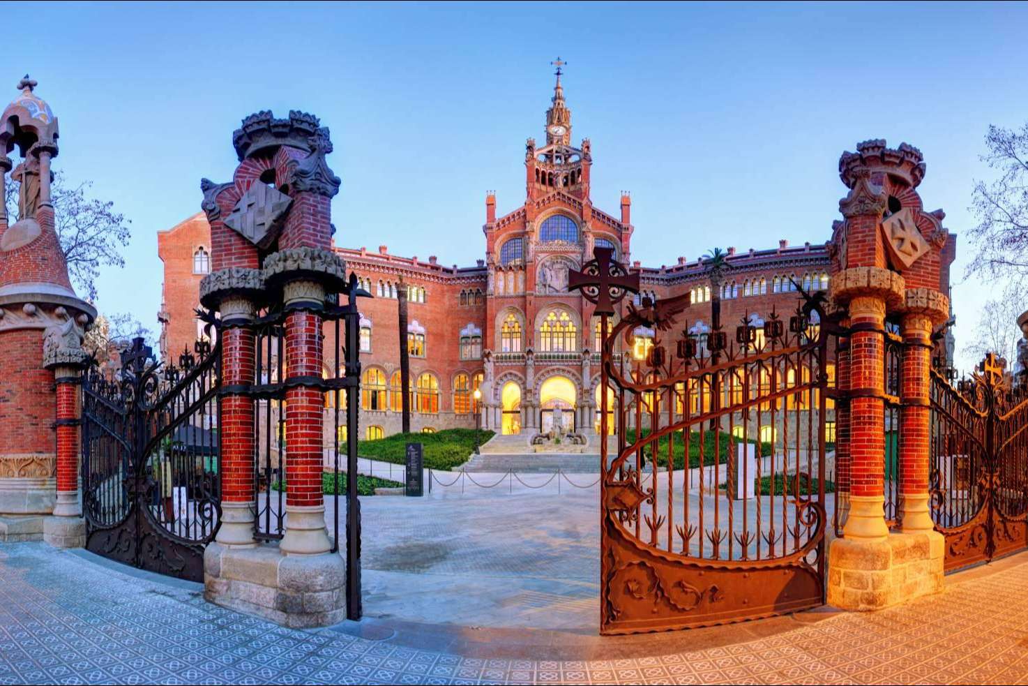 Descubrir uno de los mejores tesoros del Modernismo catalán, el Hospital de Sant Pau de la mano de este tour guiado