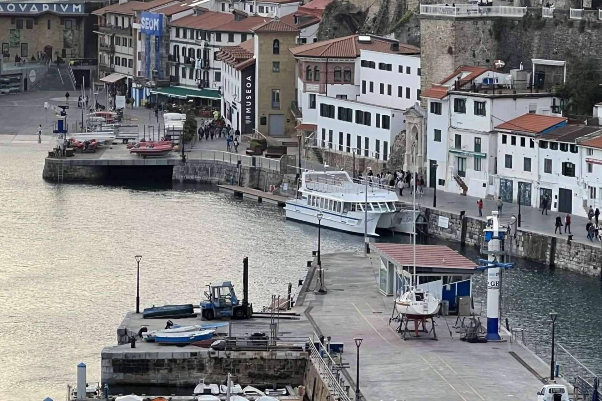El catamarán Ciudad de San Sebastián ofrece un paseo marítimo ideal para conocer toda la costa de la localidad